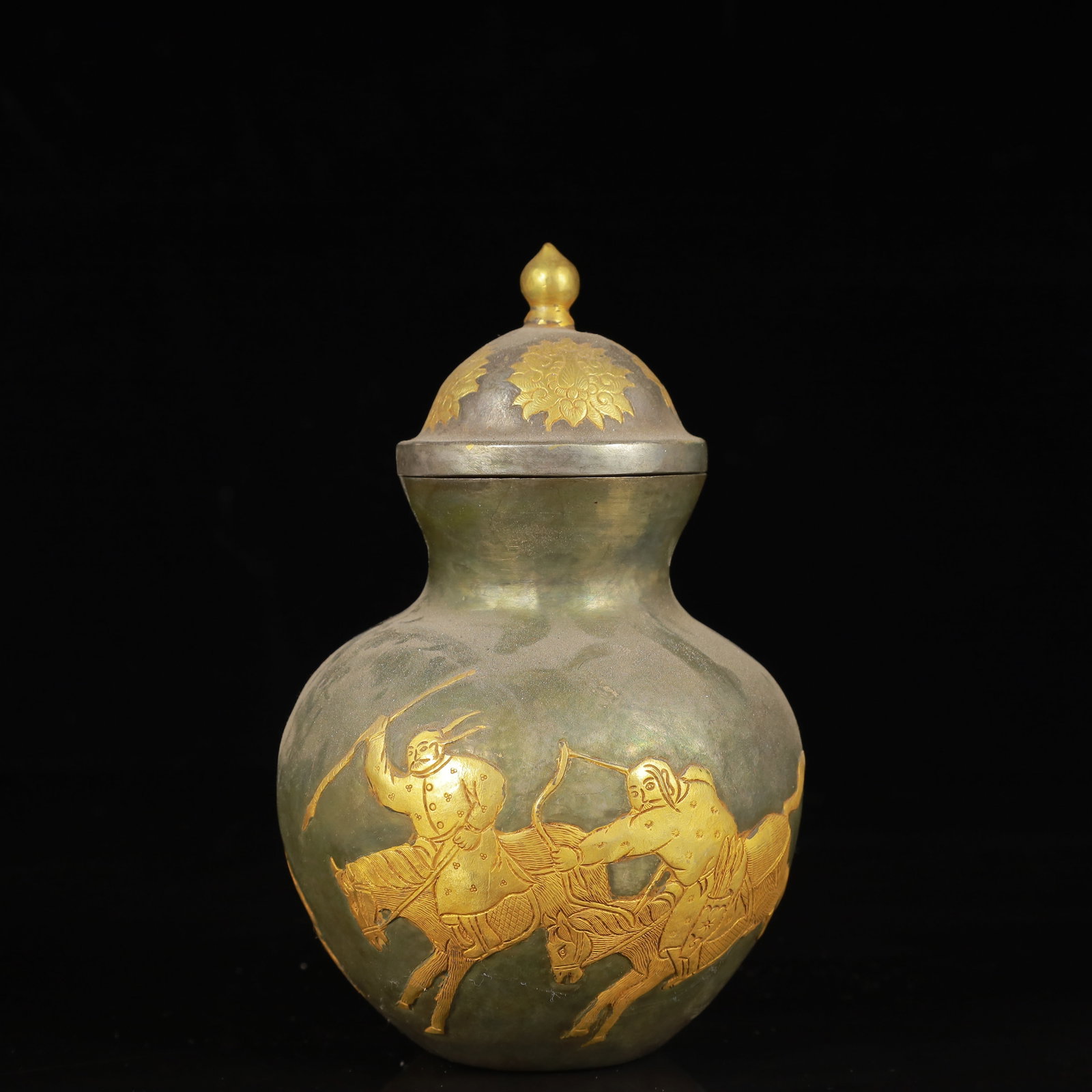 An Exquisite Gilt Silver Figure Pattern Gourd Vase: An Exquisite Gilt Silver Figure Pattern Gourd Vase,Tang Dynasty,China,Zhenguan Four-Character Mark,Size:3.9inx6.3in,Weight:400g