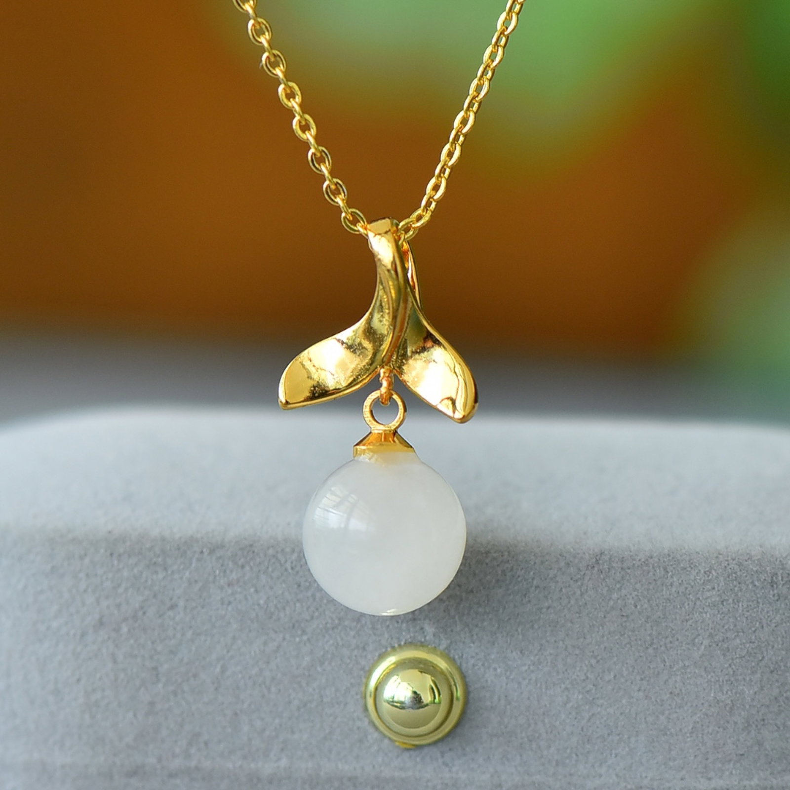 An Exquisite Bronze-Gold Plated Inlaid White Jade Necklace: An Exquisite Bronze-Gold Plated Inlaid White Jade Necklace,Size:10mmx10mm 铜镀金镶白玉项链