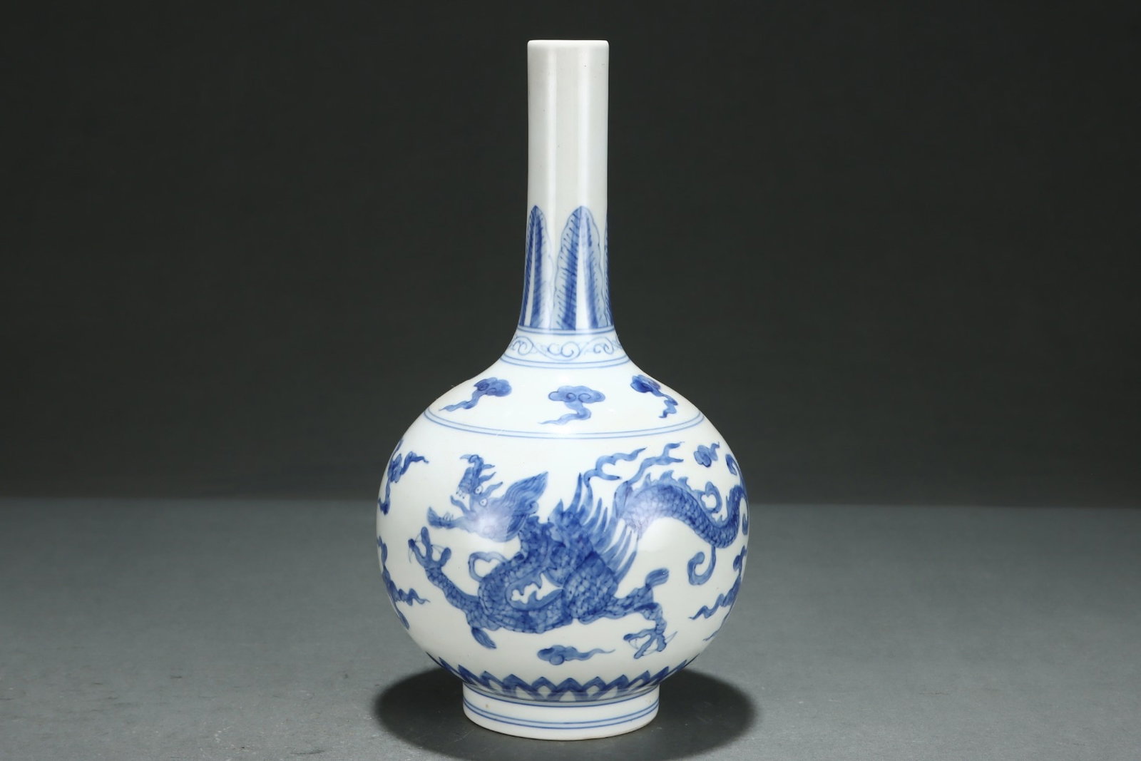 An Exquisite Blue and White Dragon Pattern Auspicious Cloud Pattern Vase - 2