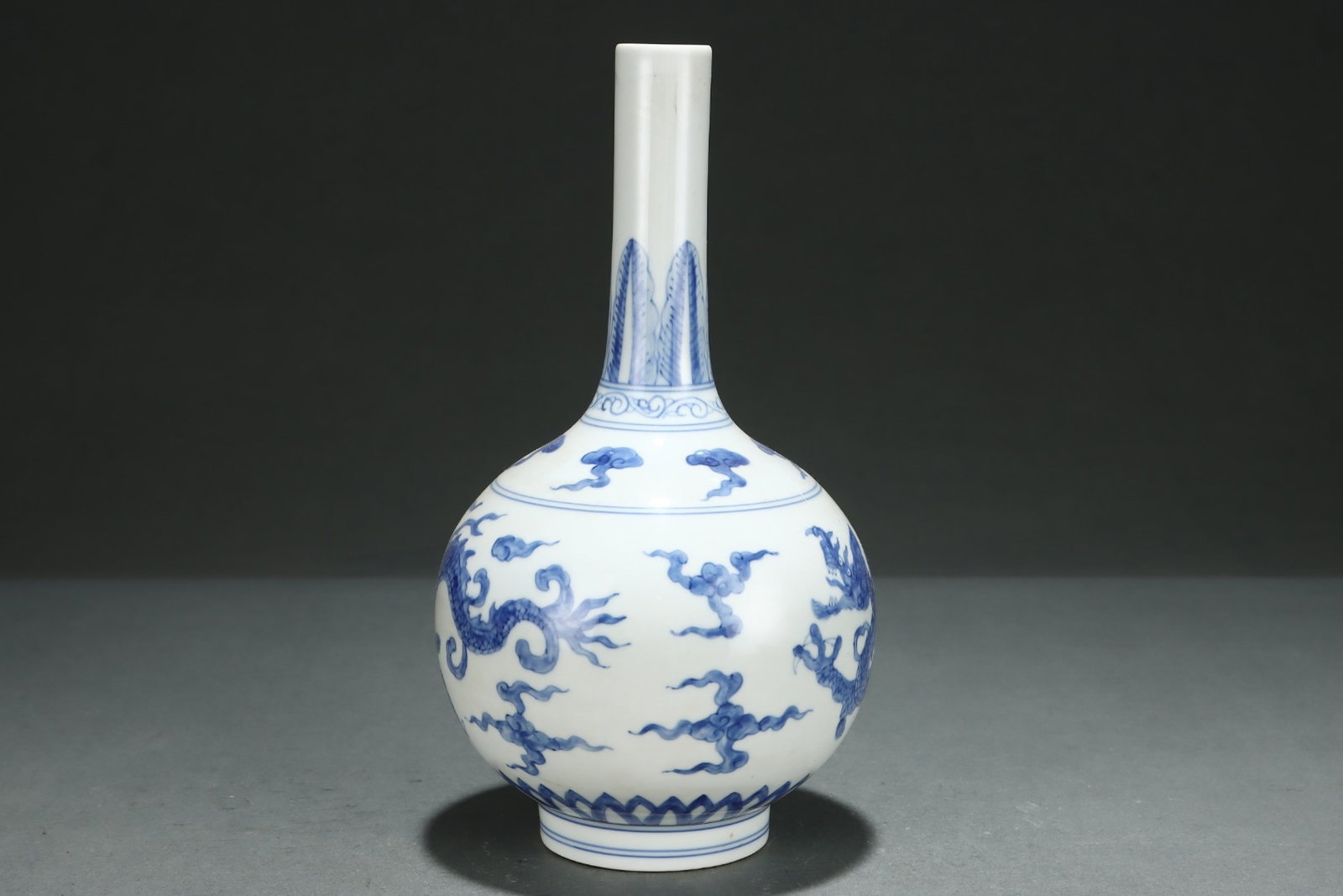 An Exquisite Blue and White Dragon Pattern Auspicious Cloud Pattern Vase - 3