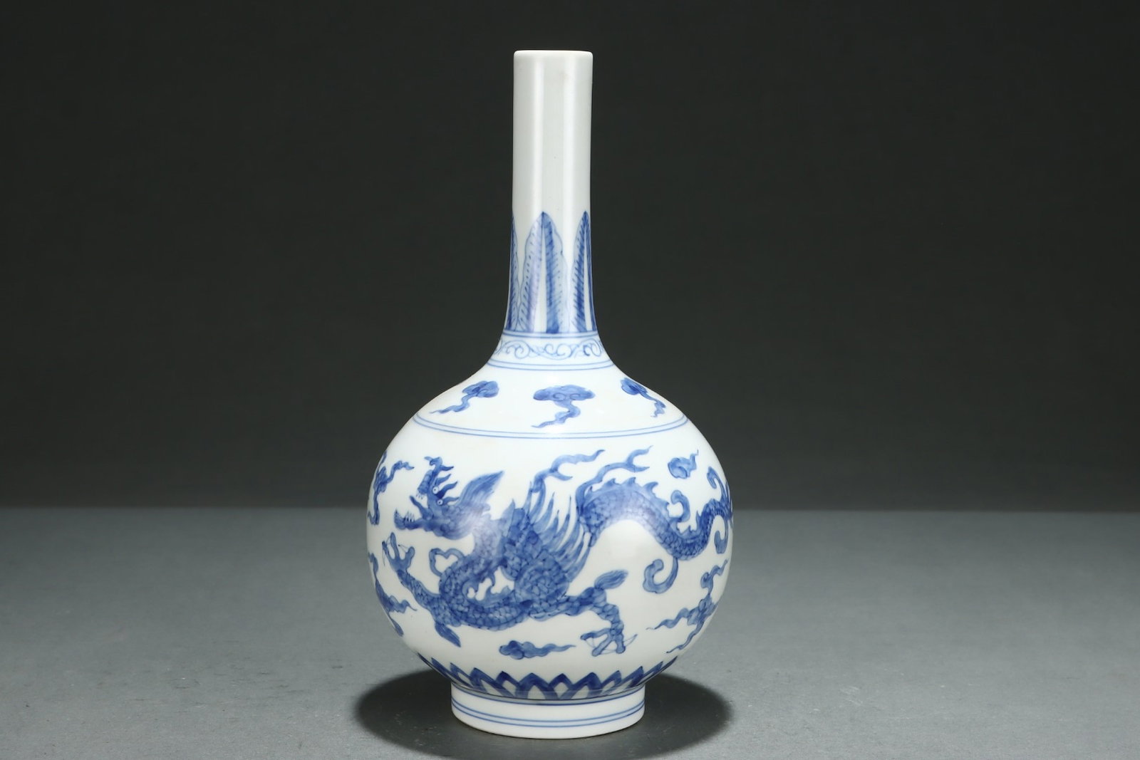 An Exquisite Blue and White Dragon Pattern Auspicious Cloud Pattern Vase - 4