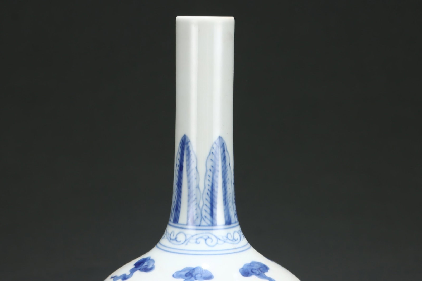 An Exquisite Blue and White Dragon Pattern Auspicious Cloud Pattern Vase - 5