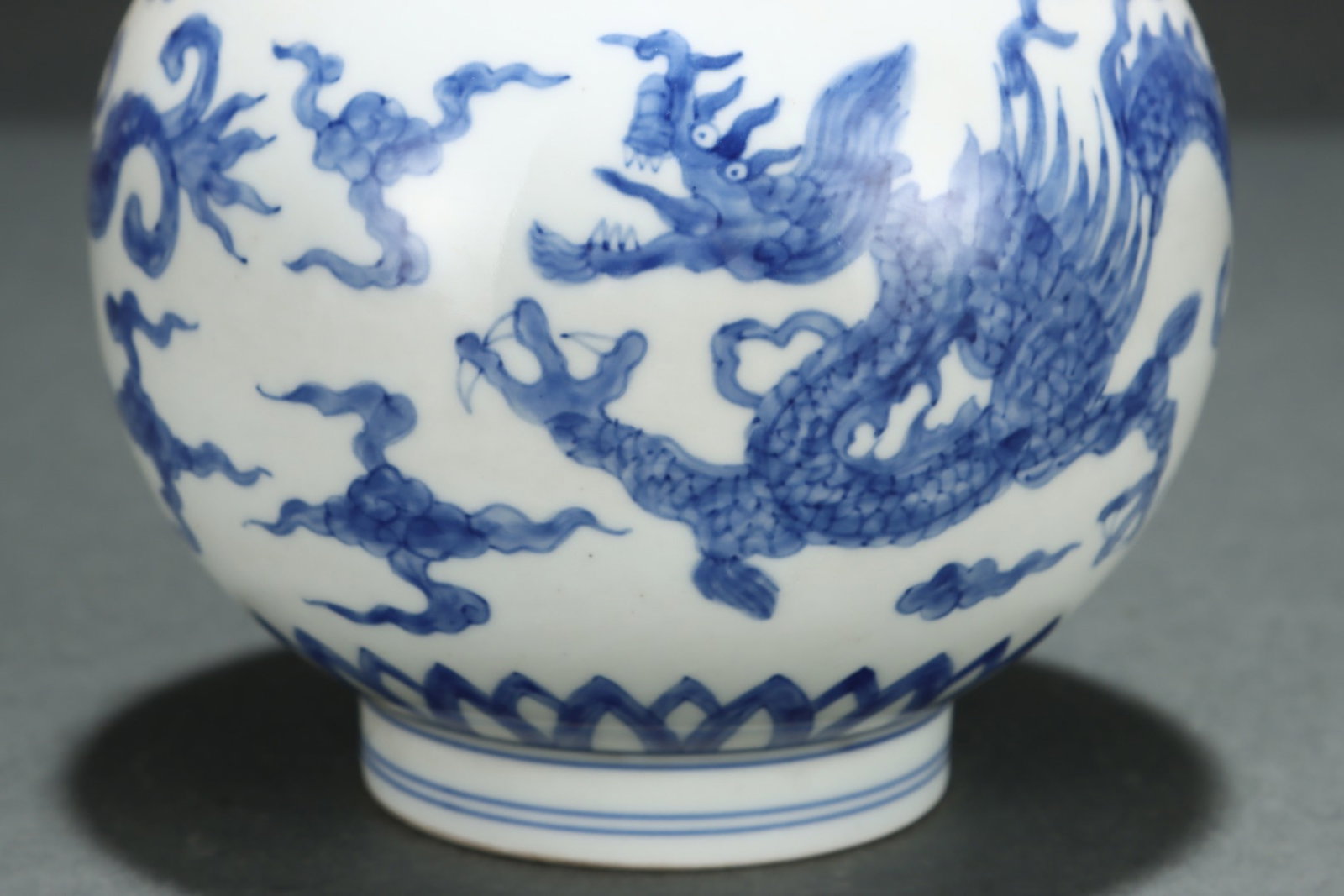 An Exquisite Blue and White Dragon Pattern Auspicious Cloud Pattern Vase - 6