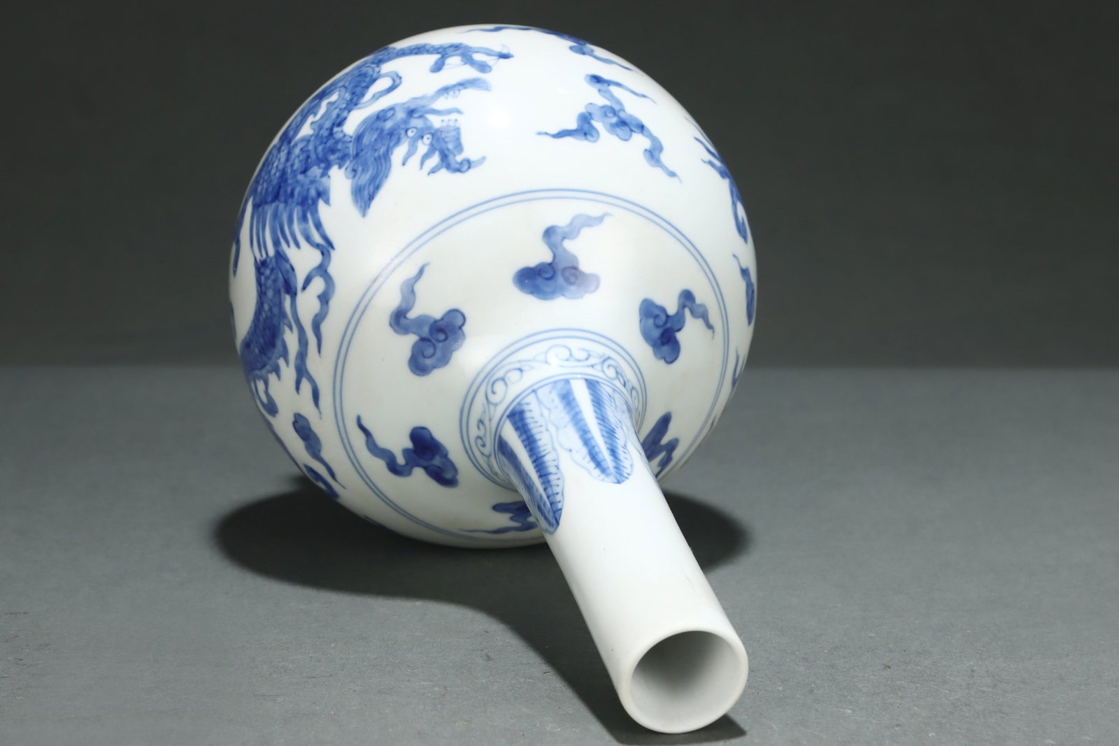 An Exquisite Blue and White Dragon Pattern Auspicious Cloud Pattern Vase - 7