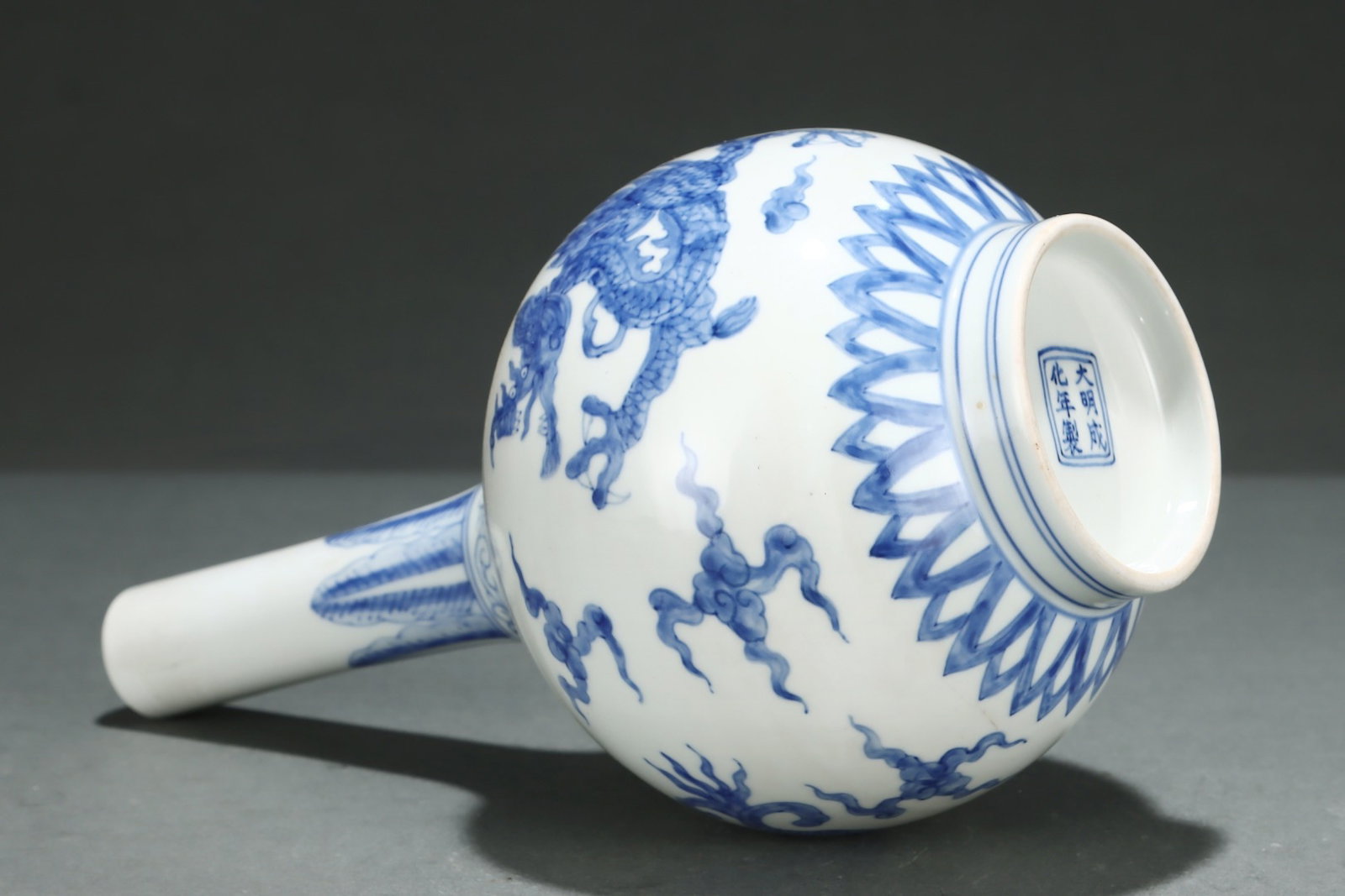 An Exquisite Blue and White Dragon Pattern Auspicious Cloud Pattern Vase - 8