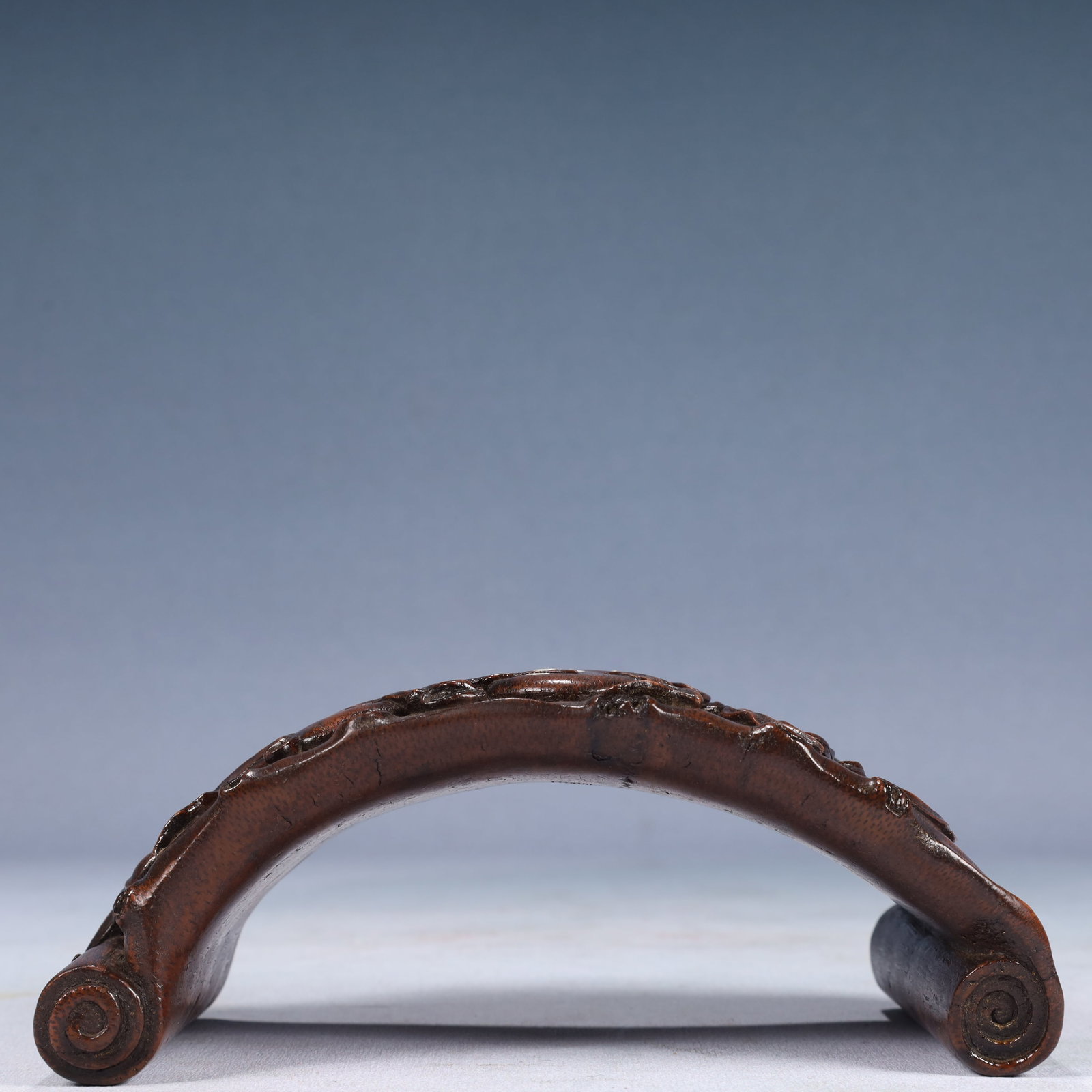 An Exquisite Zitanwood Bats and Peach Pattern Ornament: An Exquisite Zitanwood Bats and Peach Pattern Ornament,Qing Dynasty, China,With Mark,Size:3.9inx7.5inx2.8in,Weight:150g 紫檀木蝙蝠桃子纹摆件