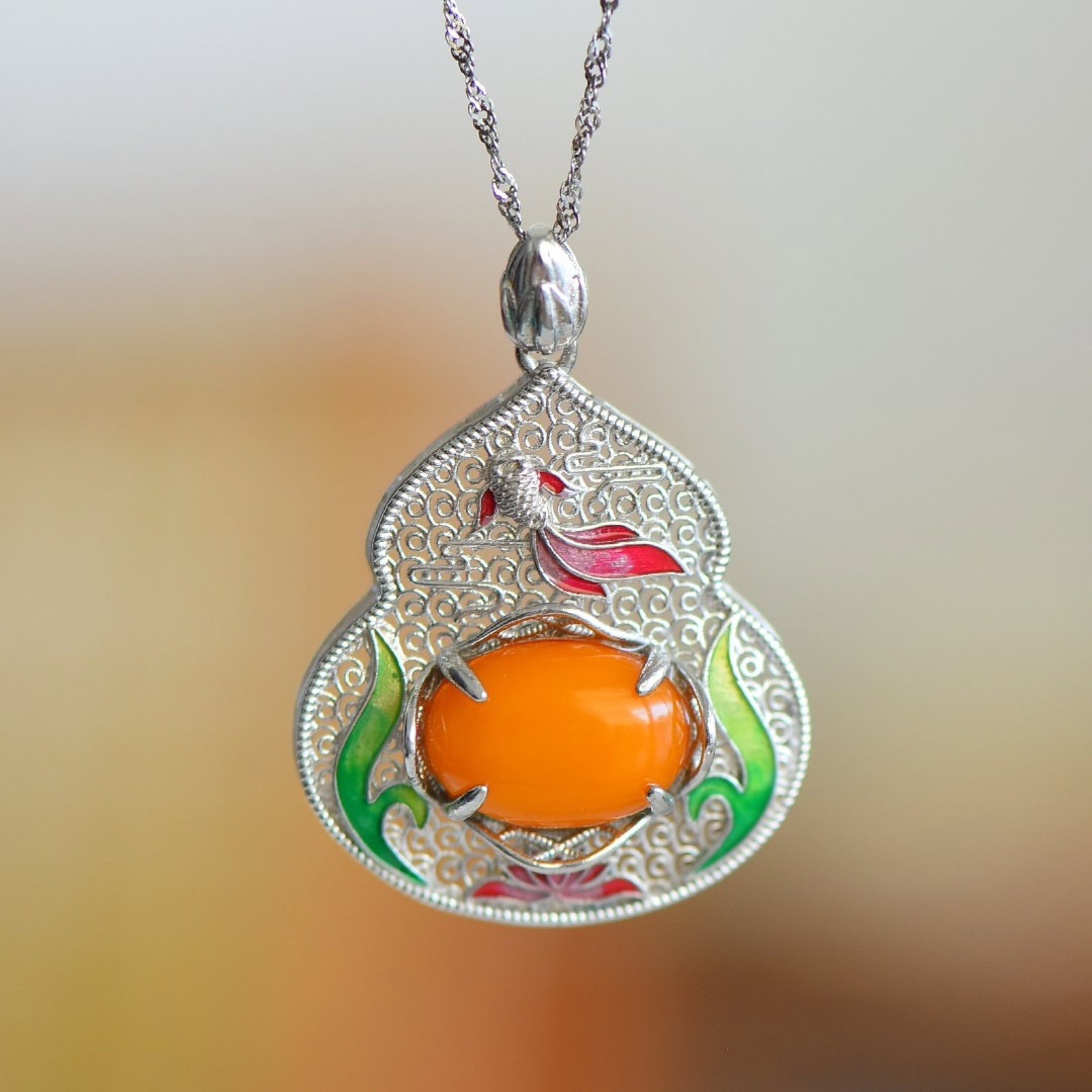 An Exquisite Sterling Silver Inlaid Beeswax Necklace: An Exquisite Sterling Silver Inlaid Beeswax Necklace,Size:10mmx14mm 纯银镶蜜蜡项链