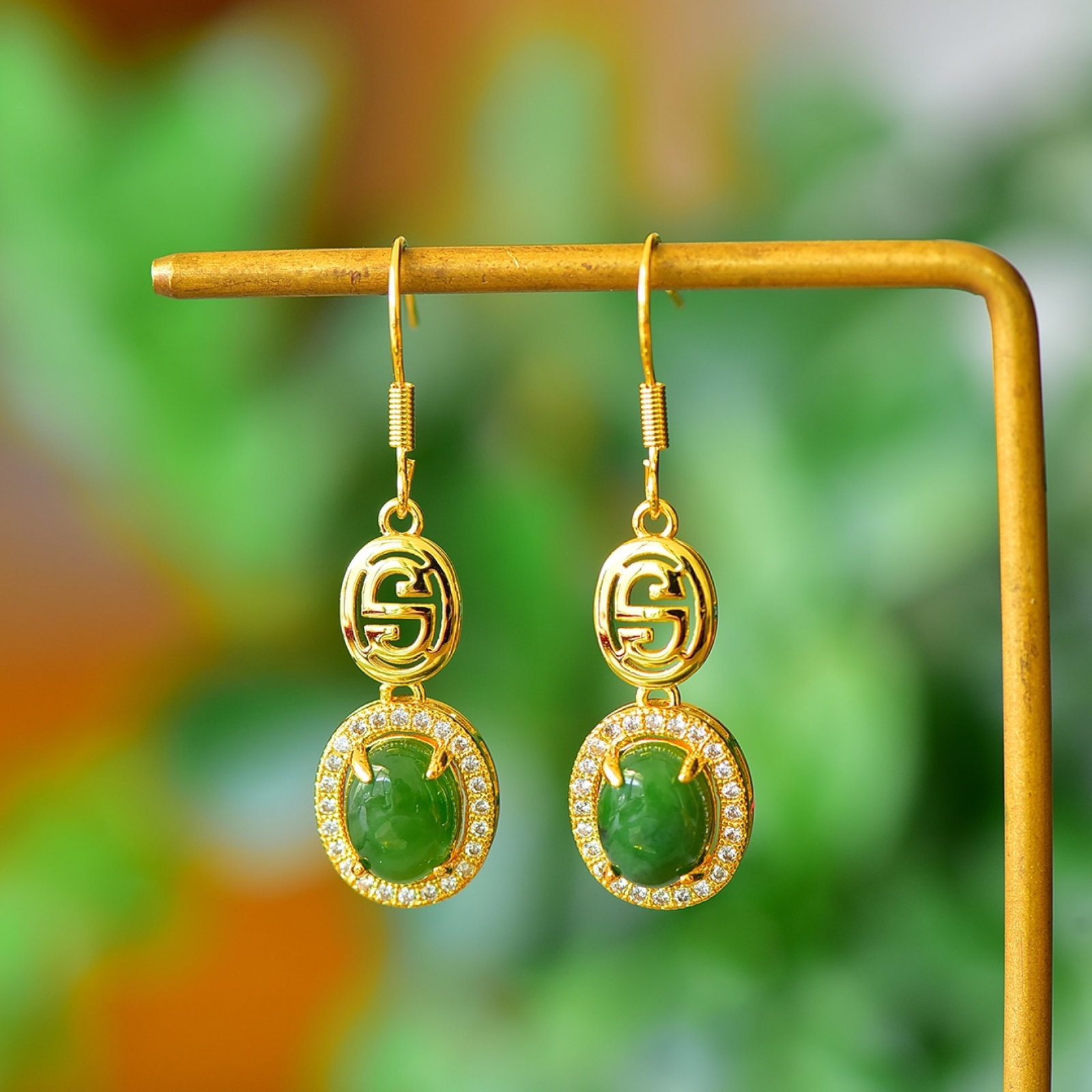 A Pair of Exquisite Bronze-Gold Plated Inlaid Jasper Earrings: A Pair of Exquisite Bronze-Gold Plated Inlaid Jasper Earrings,Size:2.8inx3.5in 一对铜镀金镶碧玉耳环