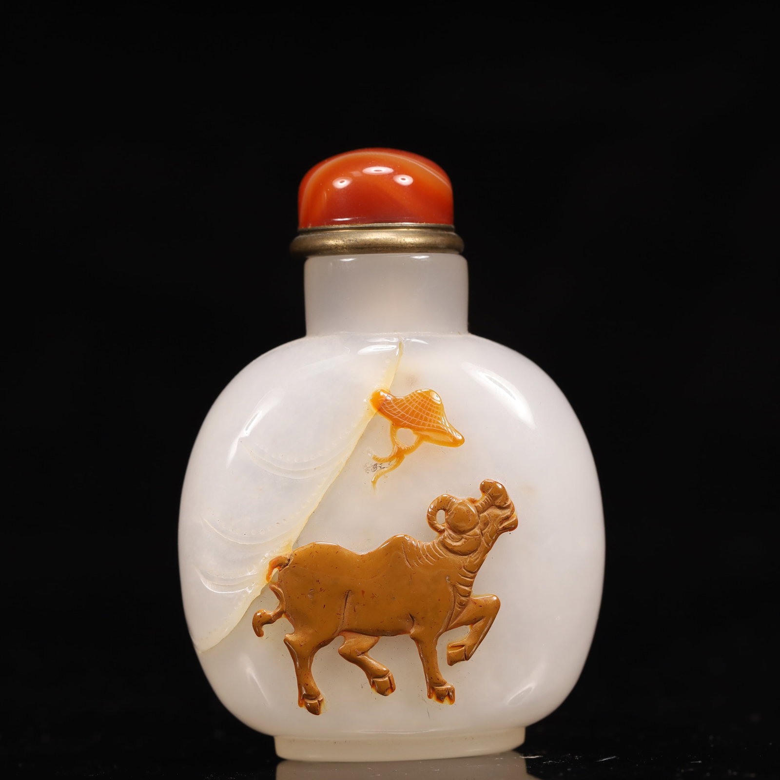 An Exquisite Agate Buffalo Pattern Snuff Bottle (1 of 9)