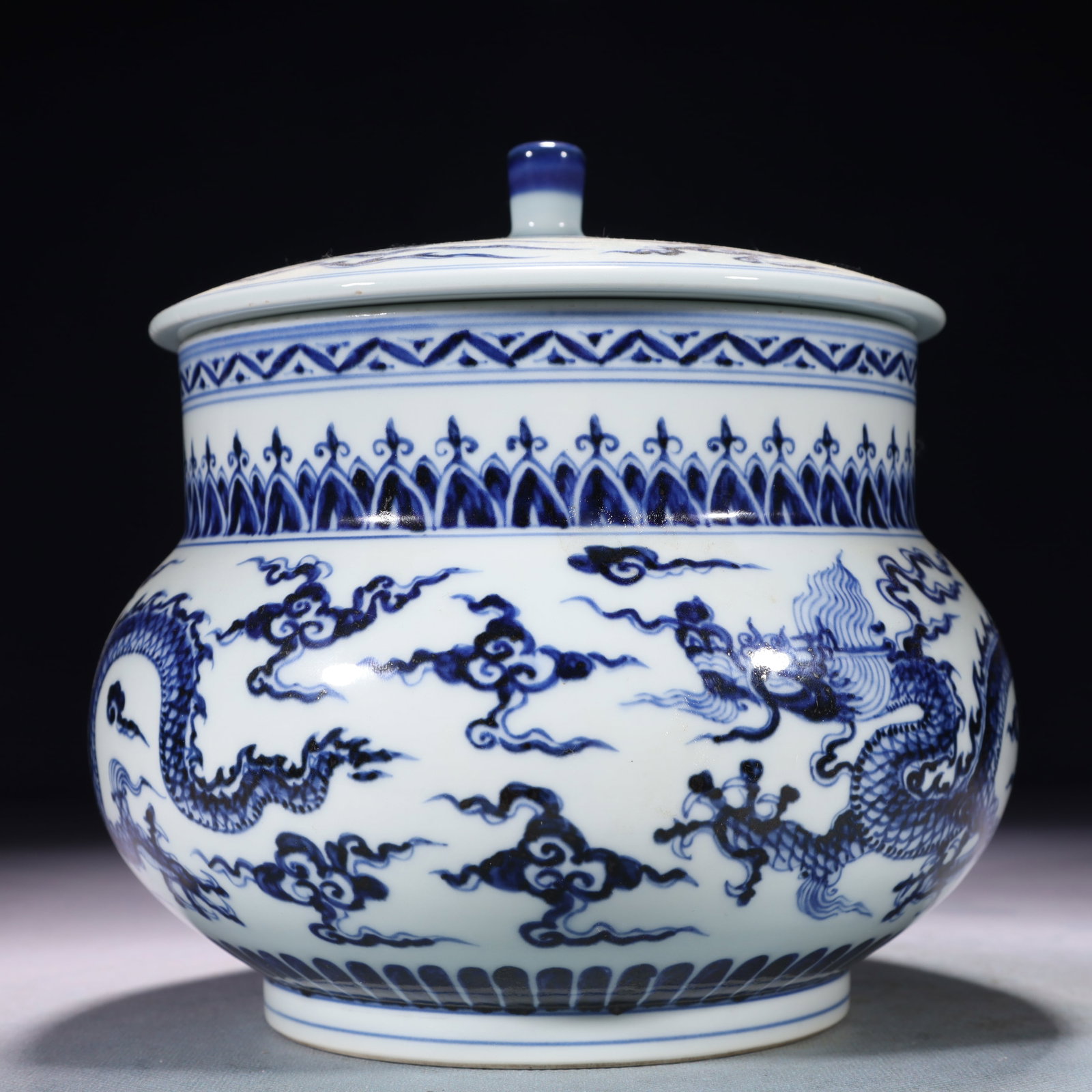 An Exquisite Blue and White Dragon and Phoenix Pattern Jar with Cover: An Exquisite Blue and White Dragon and Phoenix Pattern Jar with Cover,Ming Dynasty,China,Xuande Six-character Mark,Size:6.7inx8.3in,Weight:2400g