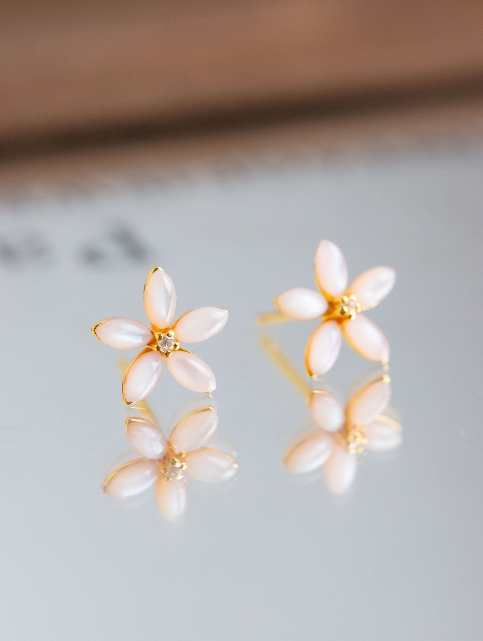 A Pair of Exquisite Sterling Silver-Gold Plated Inlaid Shell Earrings,Inlaid Pearls: A Pair of Exquisite Sterling Silver-Gold Plated Inlaid Shell Earrings,Inlaid Pearls 一对纯银镀金镶贝壳耳钉,嵌珍珠