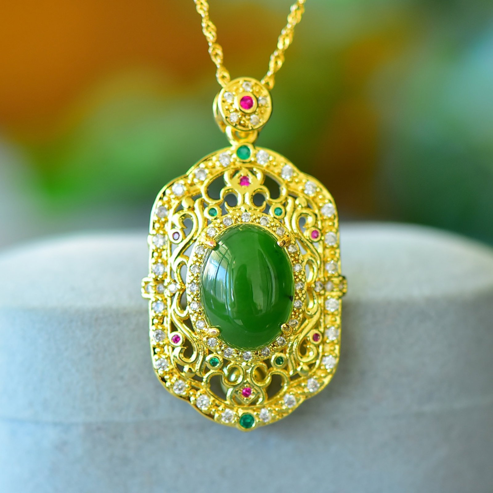 An Exquisite Bronze-Gold Plated Inlaid Jasper Flower Pattern Necklace: An Exquisite Bronze-Gold Plated Inlaid Jasper Flower Pattern Necklace,Size:4.7inx6.3in 铜镀金镶碧玉花卉纹项链