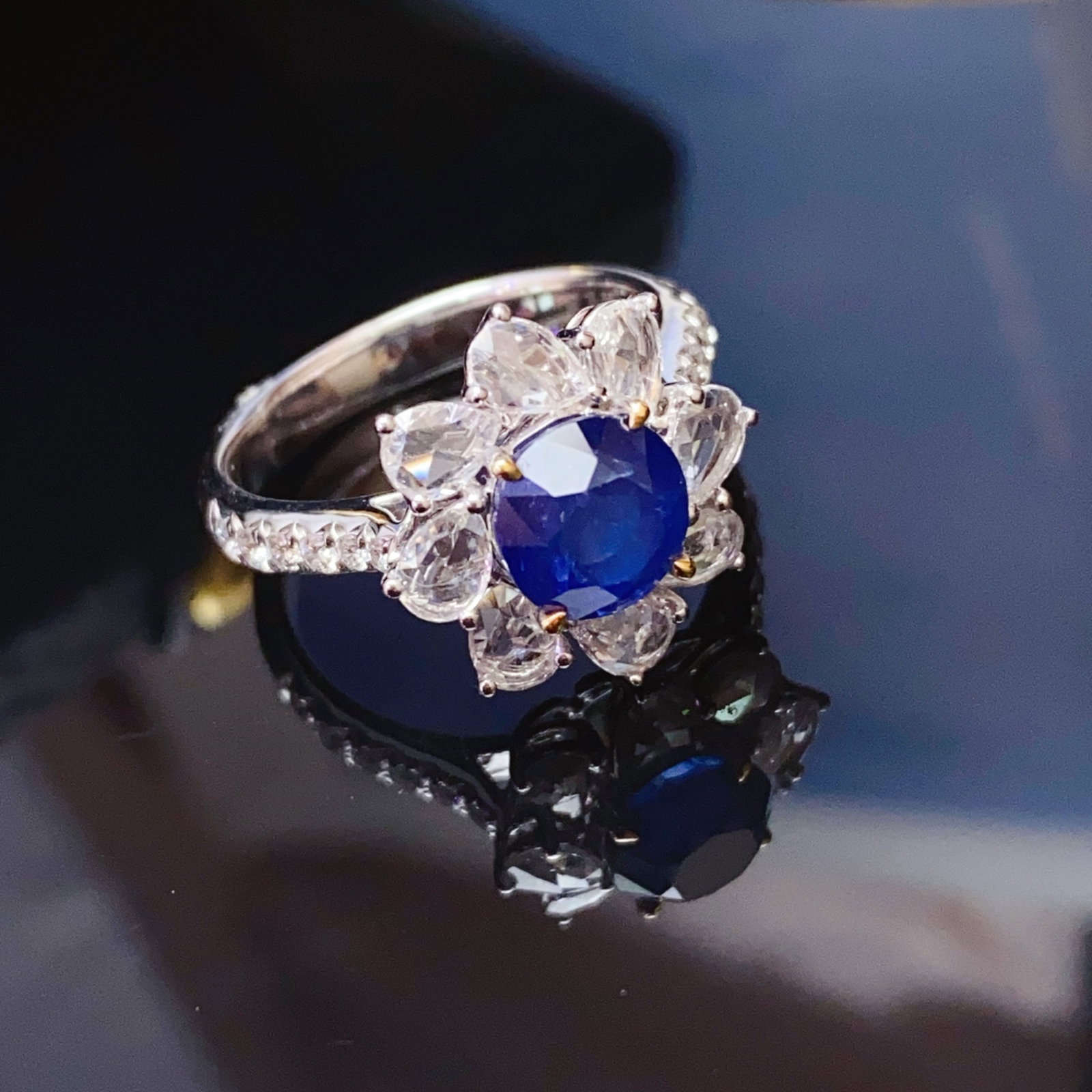 A Exquisite 18k Gold Inlaid 2.35ct Natural Sapphire and 1.107ct Diamond Ring: A Exquisite 18k Gold Inlaid 2.35ct Natural Sapphire and 1.107ct Diamond Ring,Total Weight:4.88g 18k金镶 2.35ct 天然蓝宝石和 1.107ct 钻石