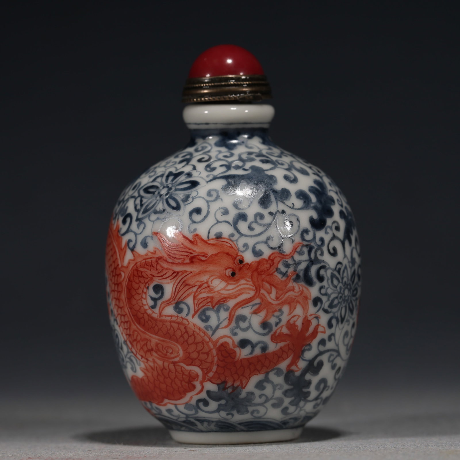 An Exquisite Blue and White Interlocking Cloud Dragon Pattern Snuff Bottle: An Exquisite Blue and White Interlocking Cloud Dragon Pattern Snuff Bottle,Qing Dynasty, China,Qianlong Four-character Mark,Size:1.8in×1.8in×3in ??????????????,????,?????,???1.8in×1.8in×3in