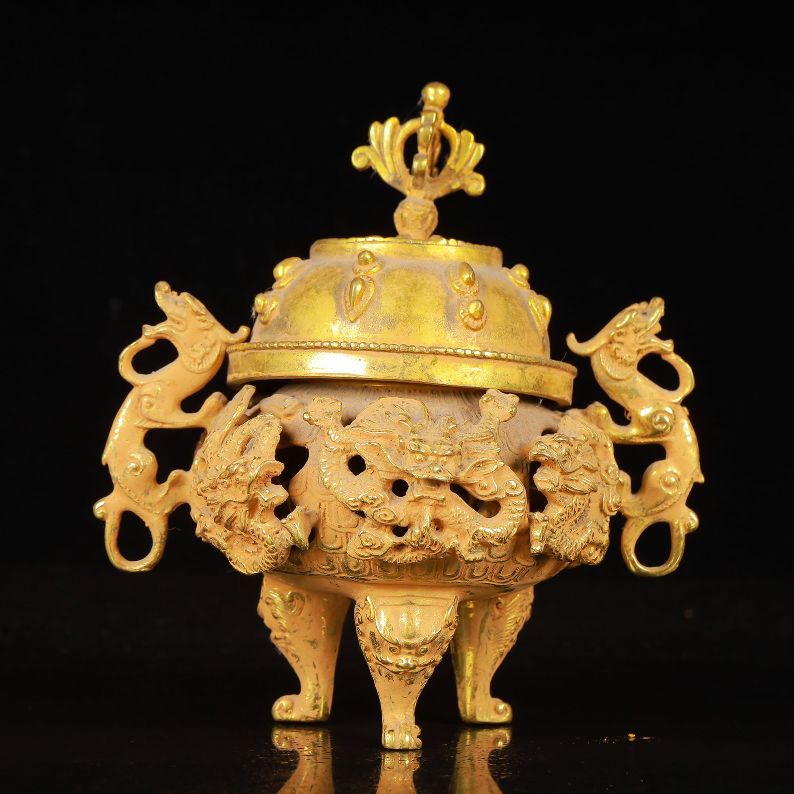 An Exquisite Gilt Bronze Dragon Pattern Dragon-Ears Tripod Censer: An Exquisite Gilt Bronze Dragon Pattern Dragon-Ears Tripod Censer,Qing Dynasty,China,Qianlong Four-Character Mark,Size:5.9inx6.7in,Weight:959g 铜鎏金龙纹龙耳&