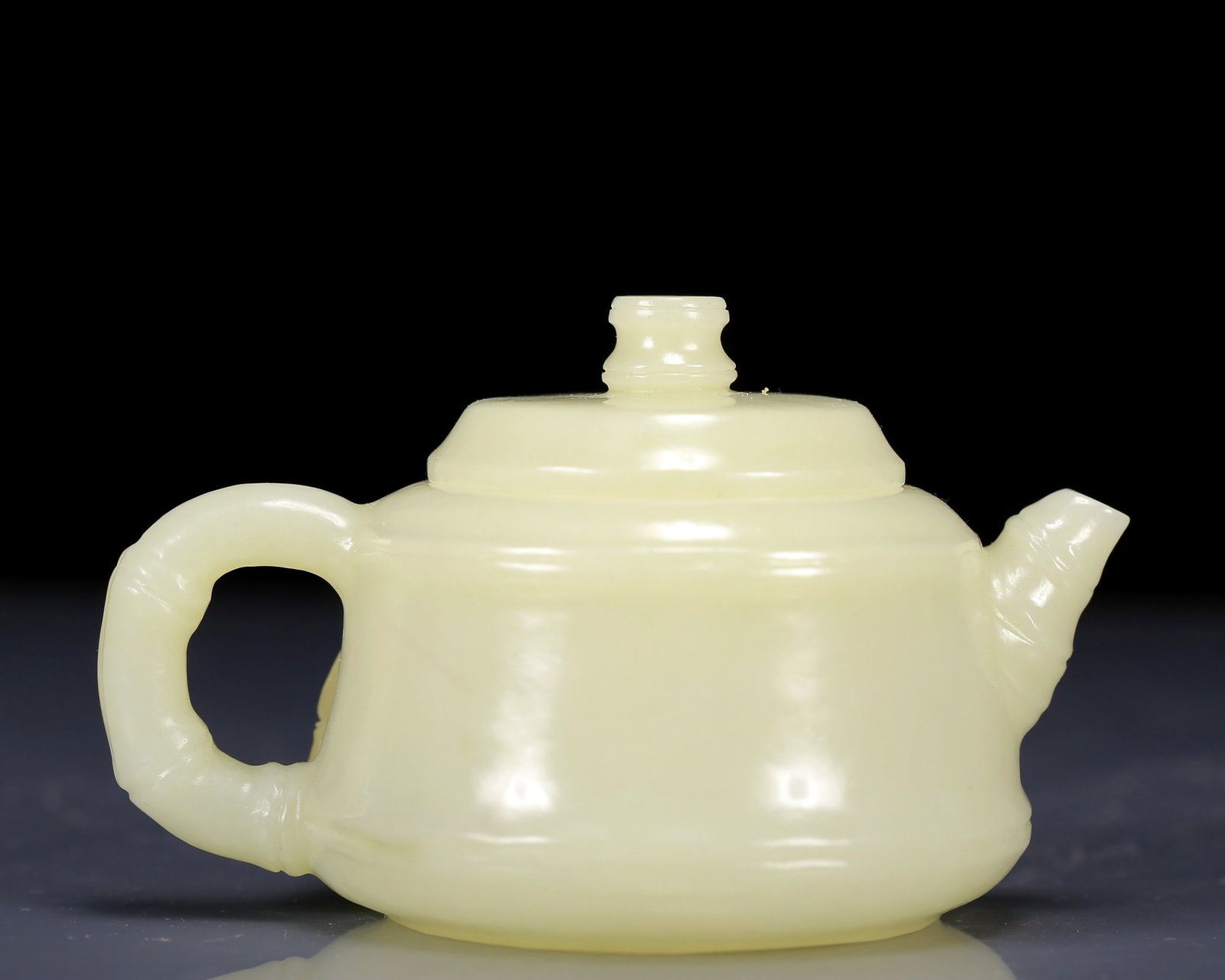 An Exquisite White Jade Bamboo Pattern Teapot (1 of 10)
