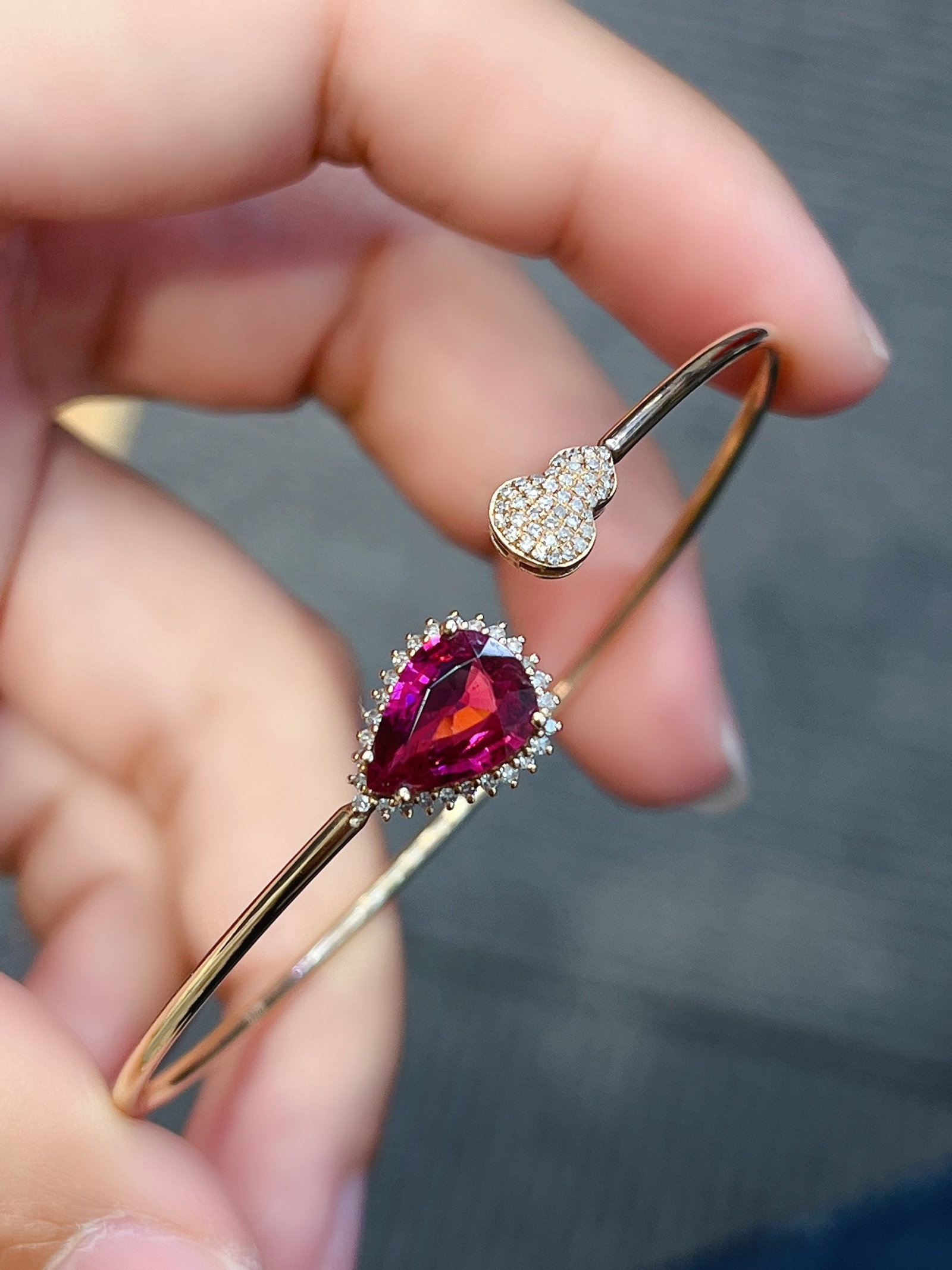 A Exquisite 18k Gold Inlaid 1.50ct Natural Tourmaline Bracelets,Inlaid Diamond: A Exquisite 18k Gold Inlaid 1.50ct Natural Tourmaline Bracelets,Inlaid Diamond,Total Weight:3.45g 18k金镶 1.50ct 天然碧玺手镯,嵌钻石