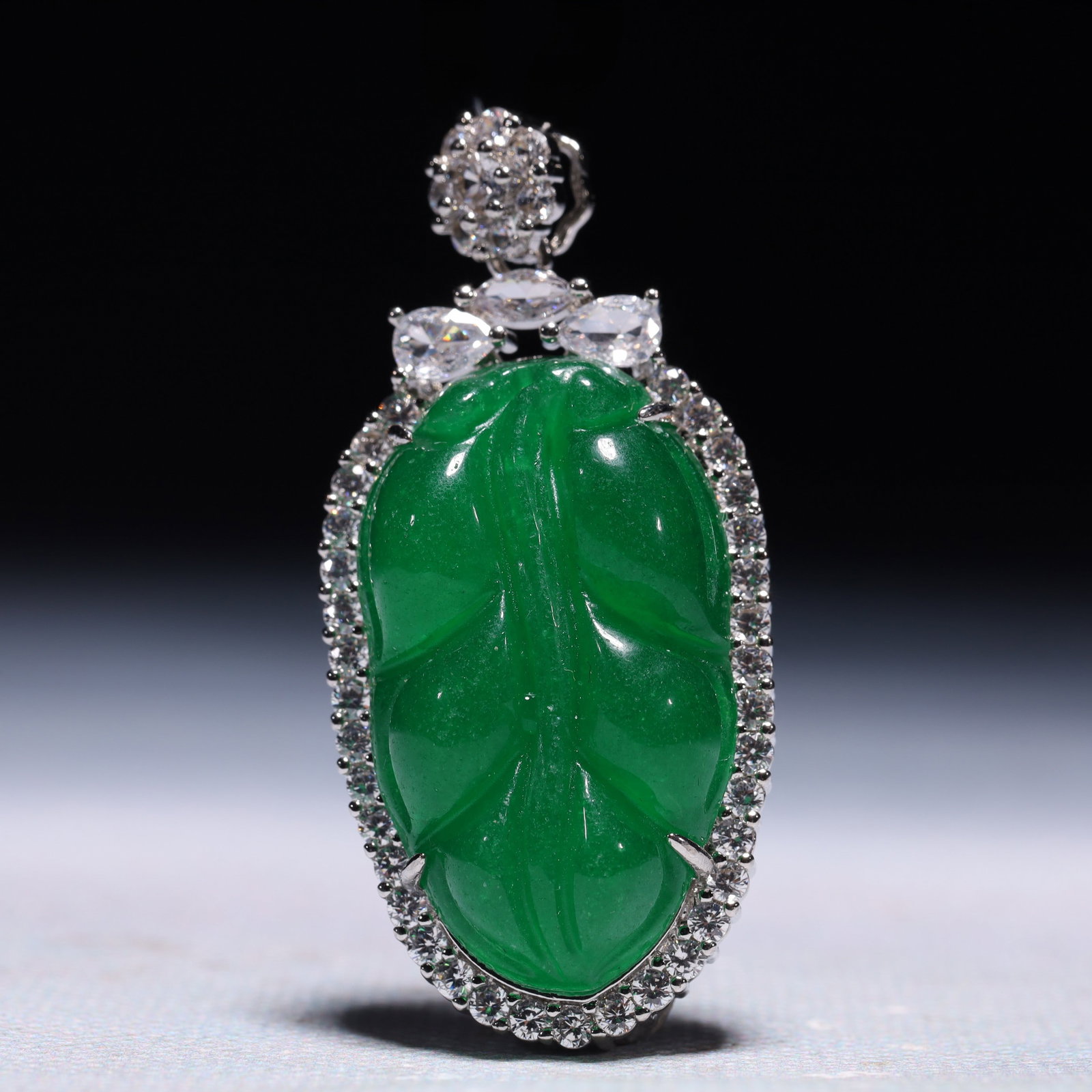 An Exquisite Leaf Pattern Pendant,Inlaid Gems: An Exquisite Leaf Pattern Pendant,Inlaid Gems,Size:1inx0.4inx2in,Weight:19.3g 一个精美的树叶纹吊坠,镶宝石