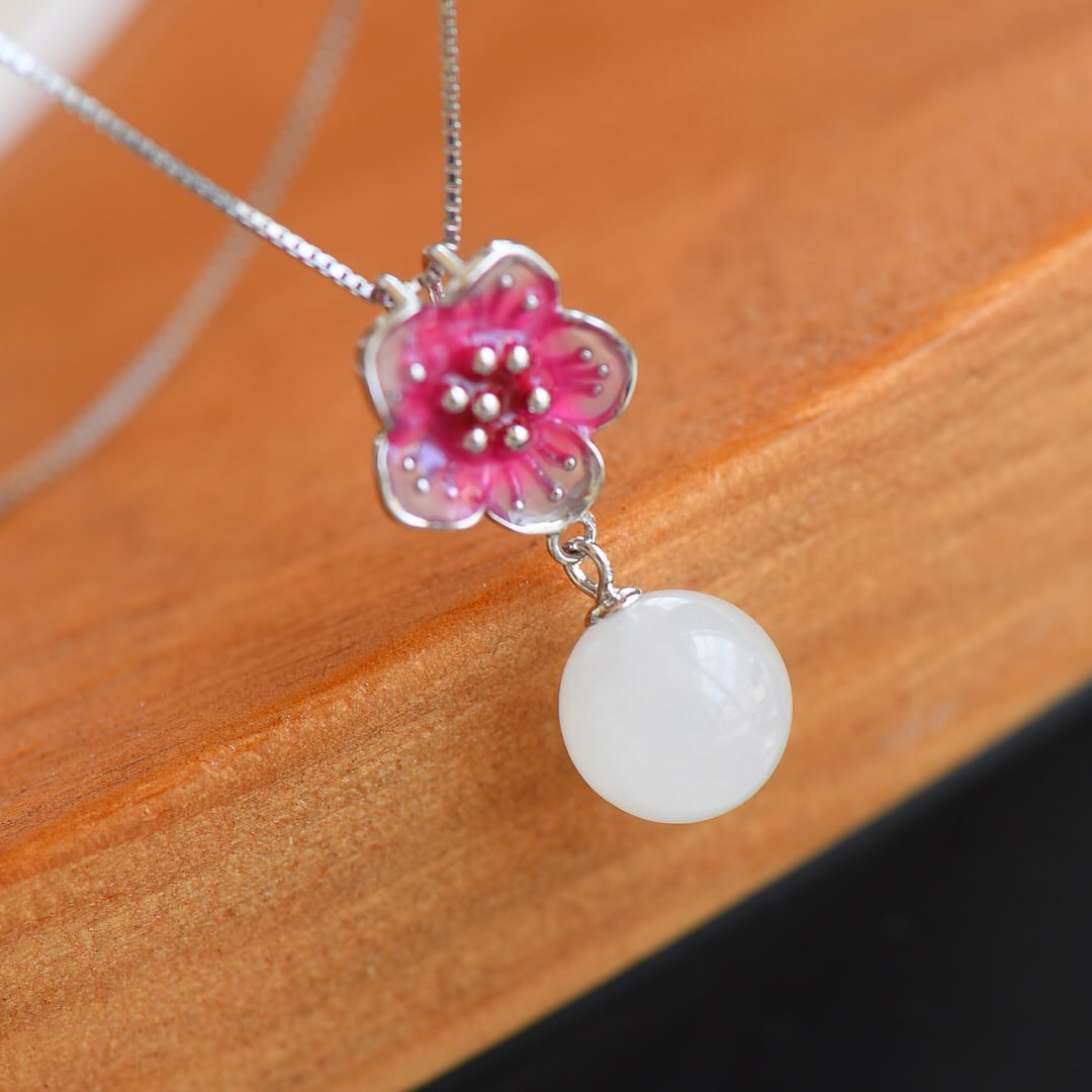 An Exquisite Sterling Silver Inlaid White Jade Necklace: An Exquisite Sterling Silver Inlaid White Jade Necklace,Size:10mmx10mm 纯银镶白玉项链