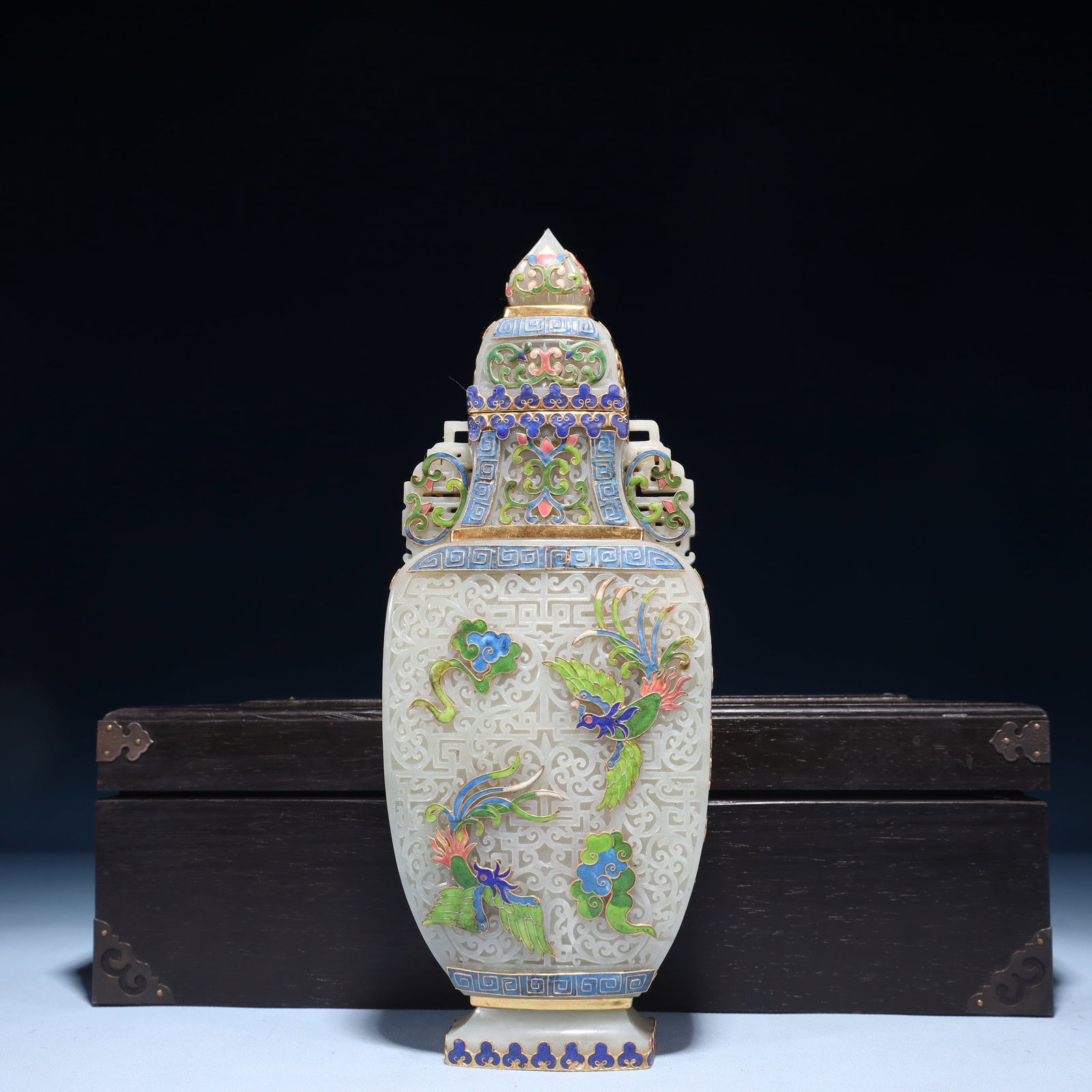 An Exquisite White Jade Cover with Gold Flower and Bird Pattern Double-Ears Vase: An Exquisite White Jade Cover with Gold Flower and Bird Pattern Double-Ears Vase, Qing Dynasty,China, Size:4.7inx2inx12.2in,(Box)15.7inx8.7inx4.7in,Weight:1550g 白玉包金花