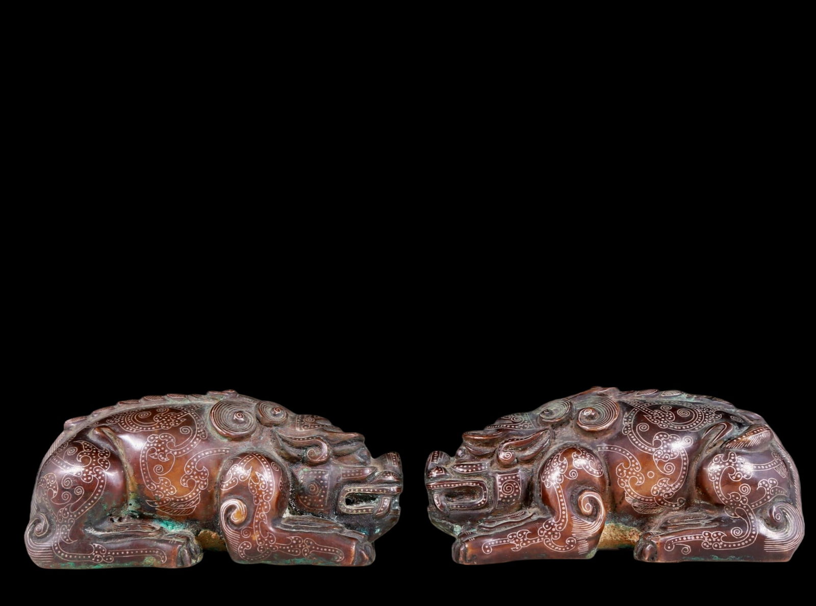 A pair of bronze inlaid silver auspicious animal ornaments: A pair of bronze-inlaid silver animal ornaments ancient times, Size: 4.3inx2.4inx2in, Weight: 1060g 一对铜嵌银瑞兽摆件，远古