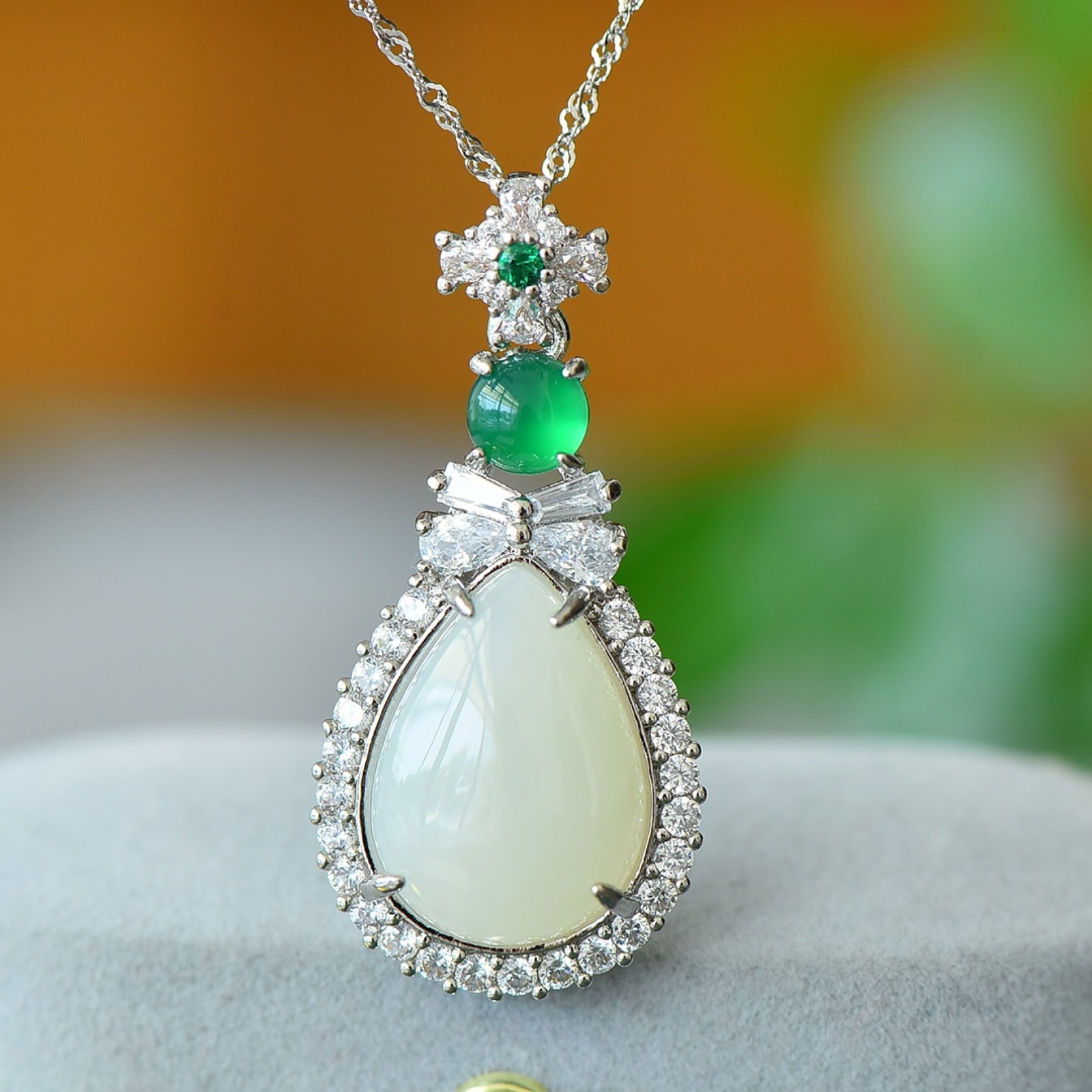 An Exquisite Bronze Inlaid White Jade Necklace,Inlaid Diamond: An Exquisite Bronze Inlaid White Jade Necklace,Inlaid Diamond,Size:15mmx20mm 铜镶白玉项链,嵌钻石