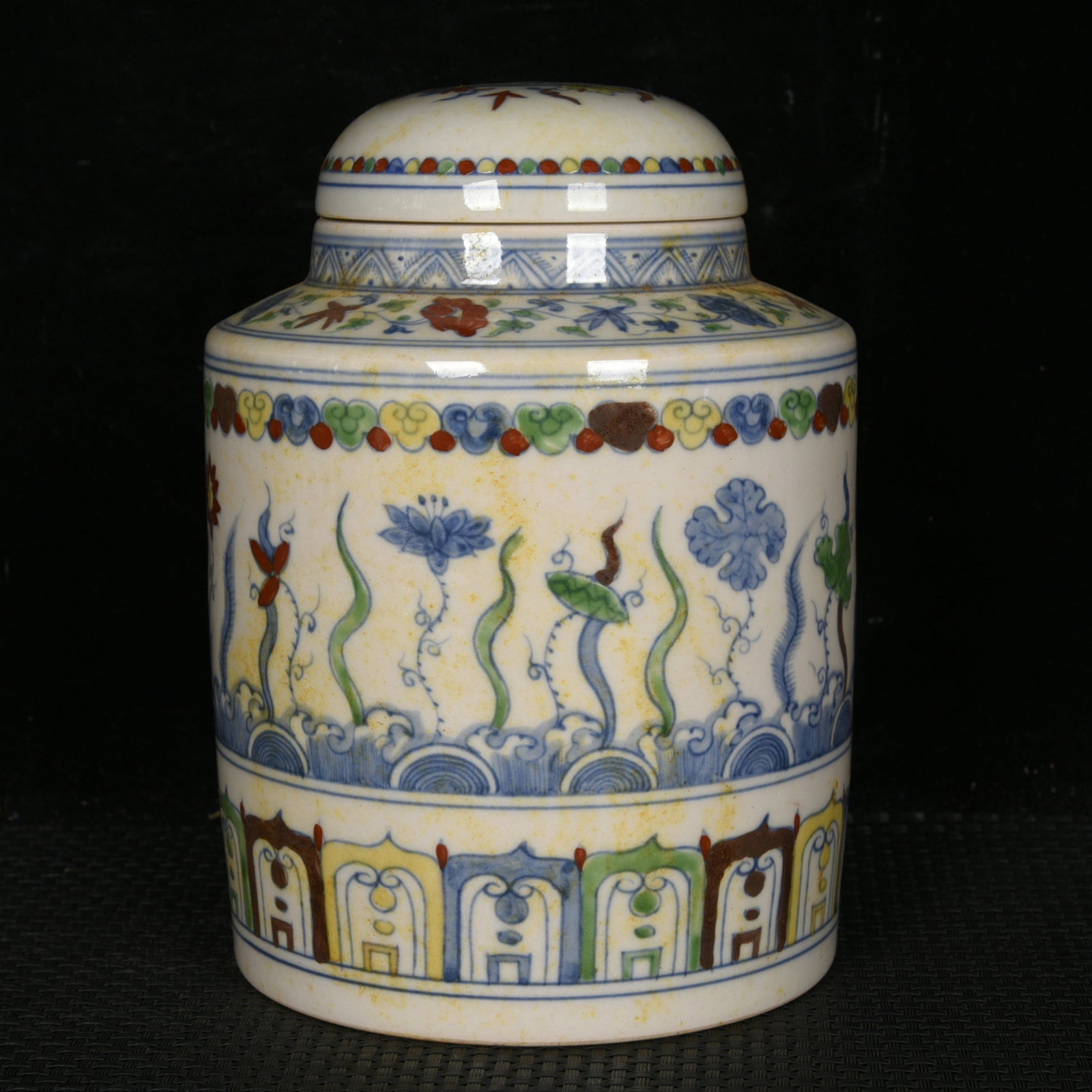 An Exquisite Doucai Flower Pattern Tea Caddy - 3