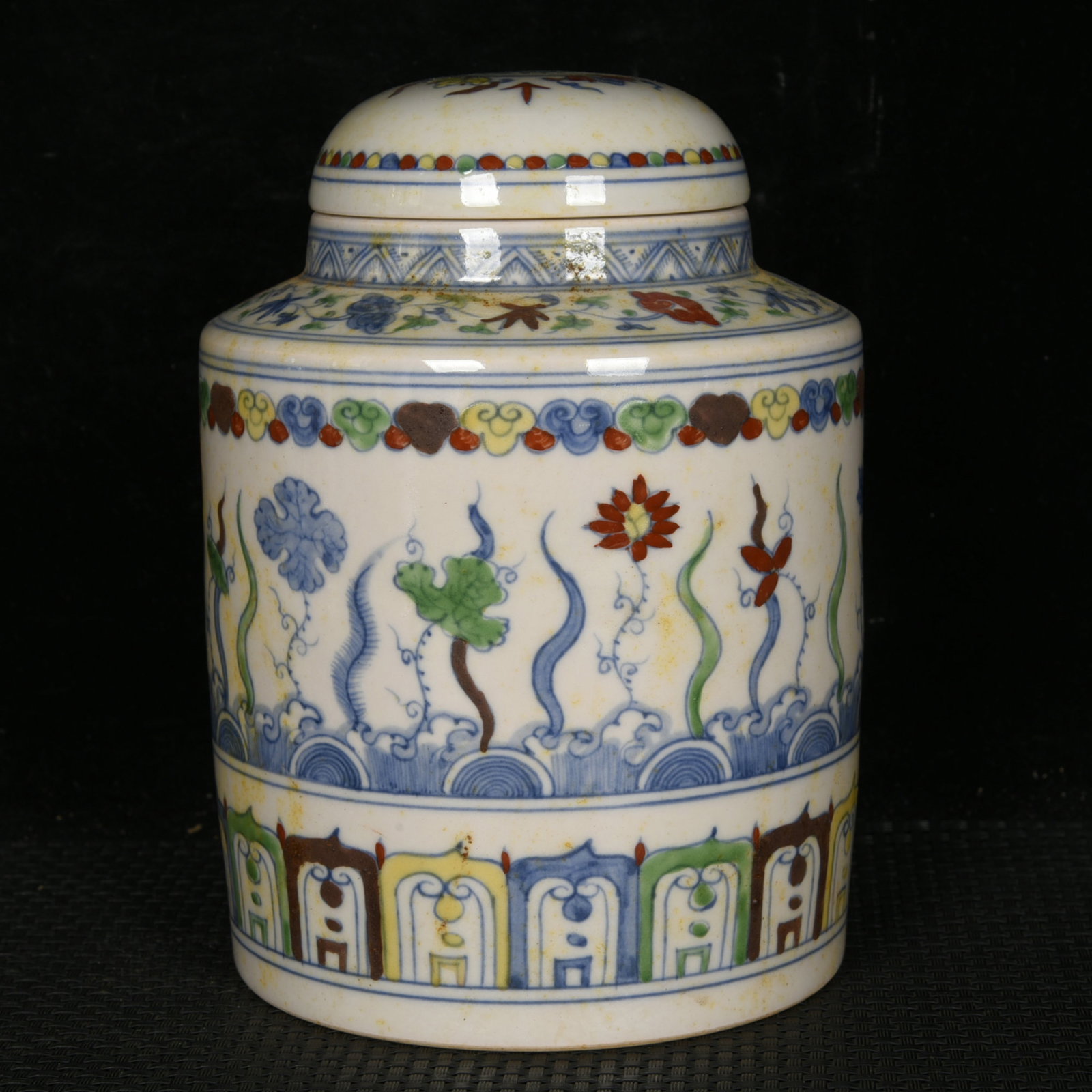 An Exquisite Doucai Flower Pattern Tea Caddy - 5