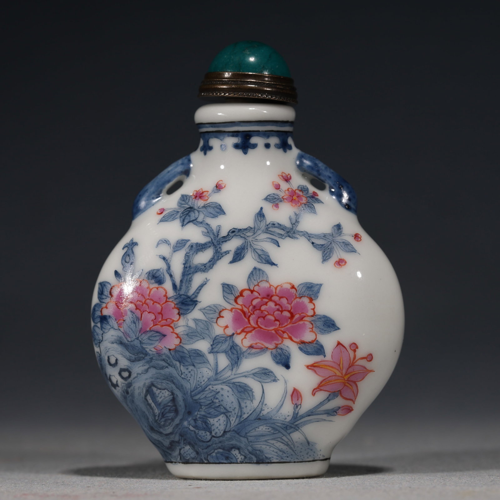 An Exquisite Blue and White with Colored Enamel Peony Flower Pattern Double-handled Snuff Bottle: An Exquisite Blue and White with Colored Enamel Peony Flower Pattern Double-handled Snuff Bottle,Qing Dynasty, China,Qianlong Four-character Mark,Size:2.2in×0.8in×3in 青花加