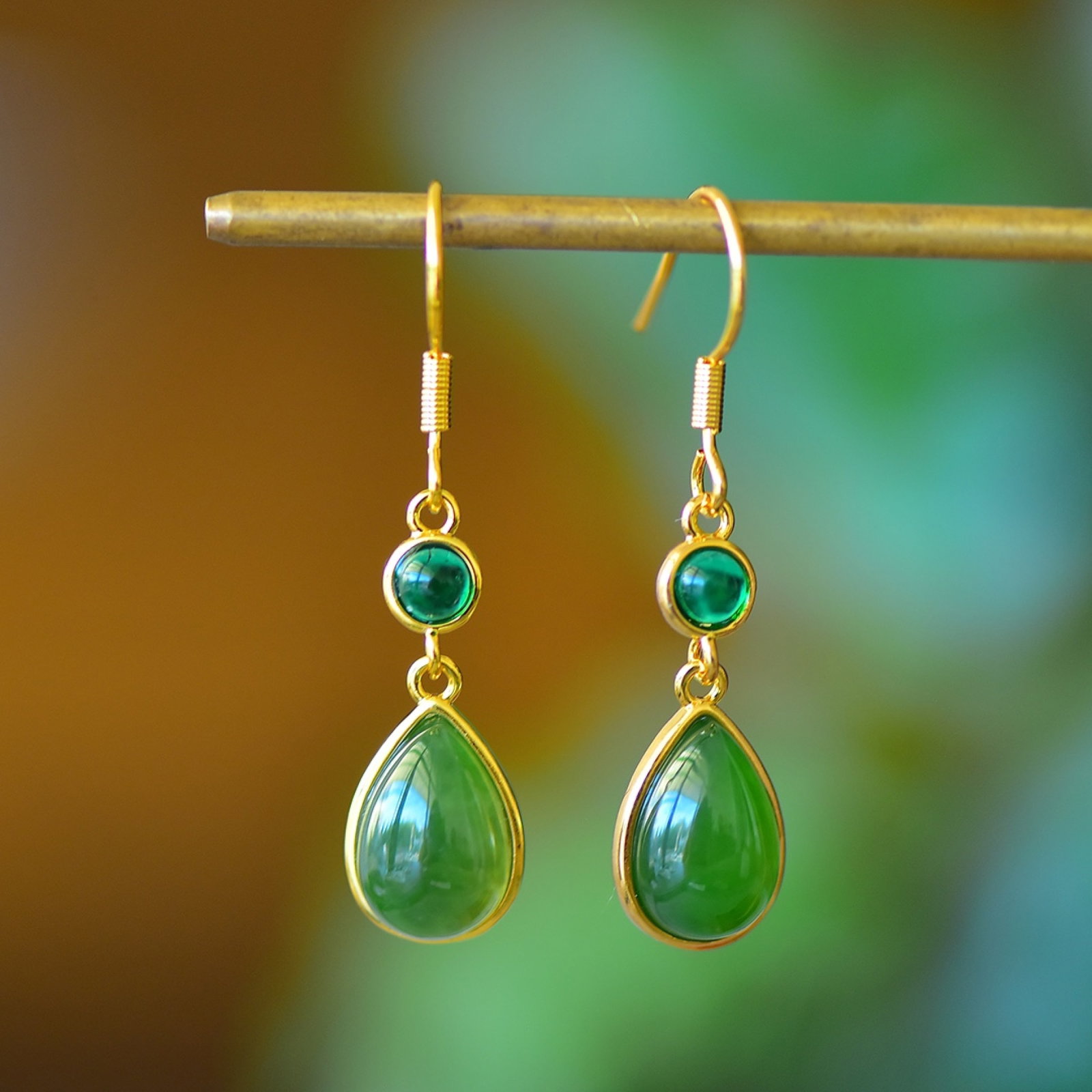 A Pair of Exquisite Bronze-Gold Plated Inlaid Jasper Earrings: A Pair of Exquisite Bronze-Gold Plated Inlaid Jasper Earrings,Size:3.1inx4.7in 一对铜镀金镶碧玉耳环