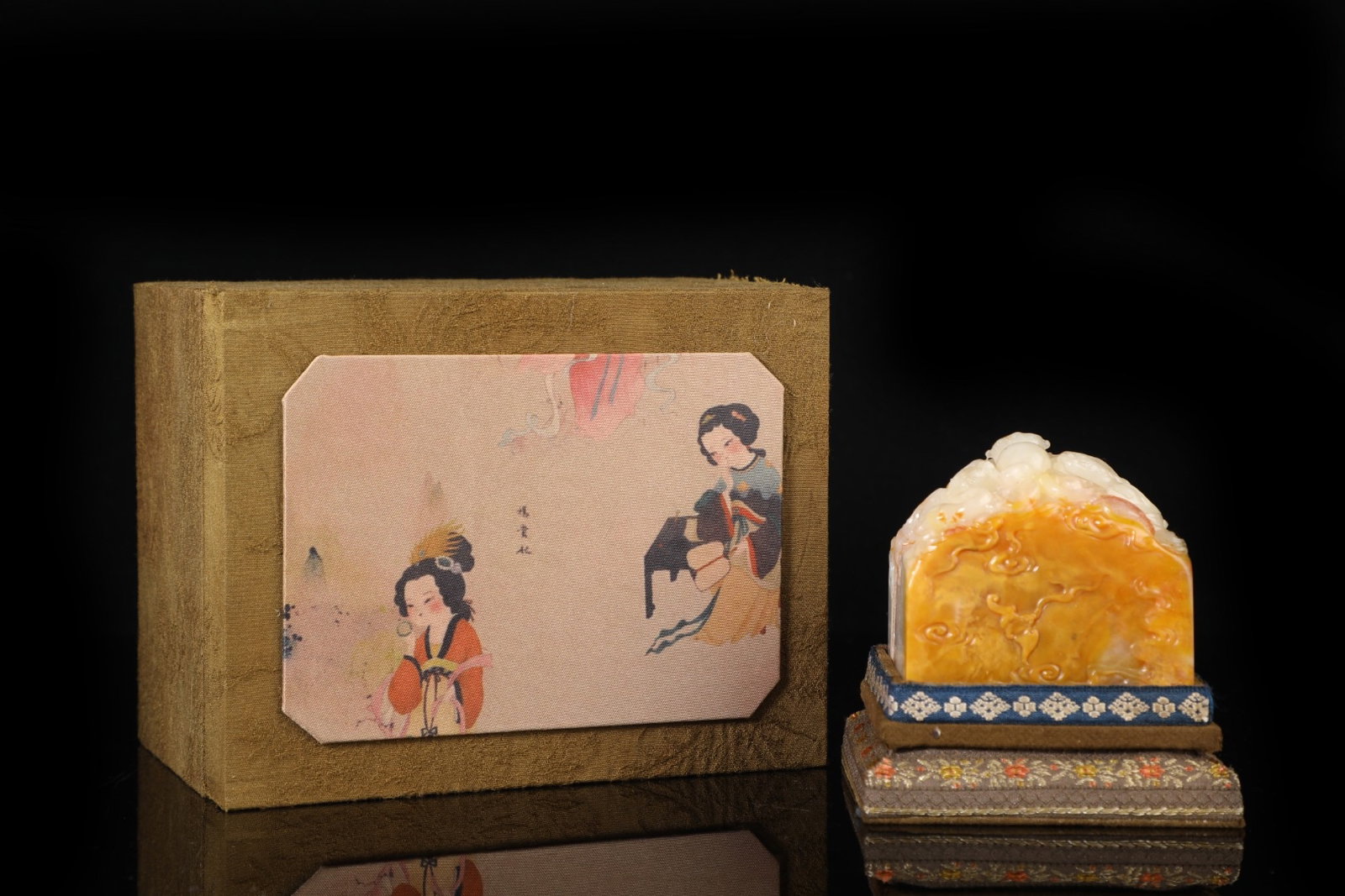 An Exquisite Tianhuang Stone Dragon Pattern Seal,With Poem: An Exquisite Tianhuang Stone Dragon Pattern Seal,With Poem,Qing Dynasty,China,With Mark,Size:2.6inx2.8in,Weight:579g 田黄石龙纹印章,带诗文,&