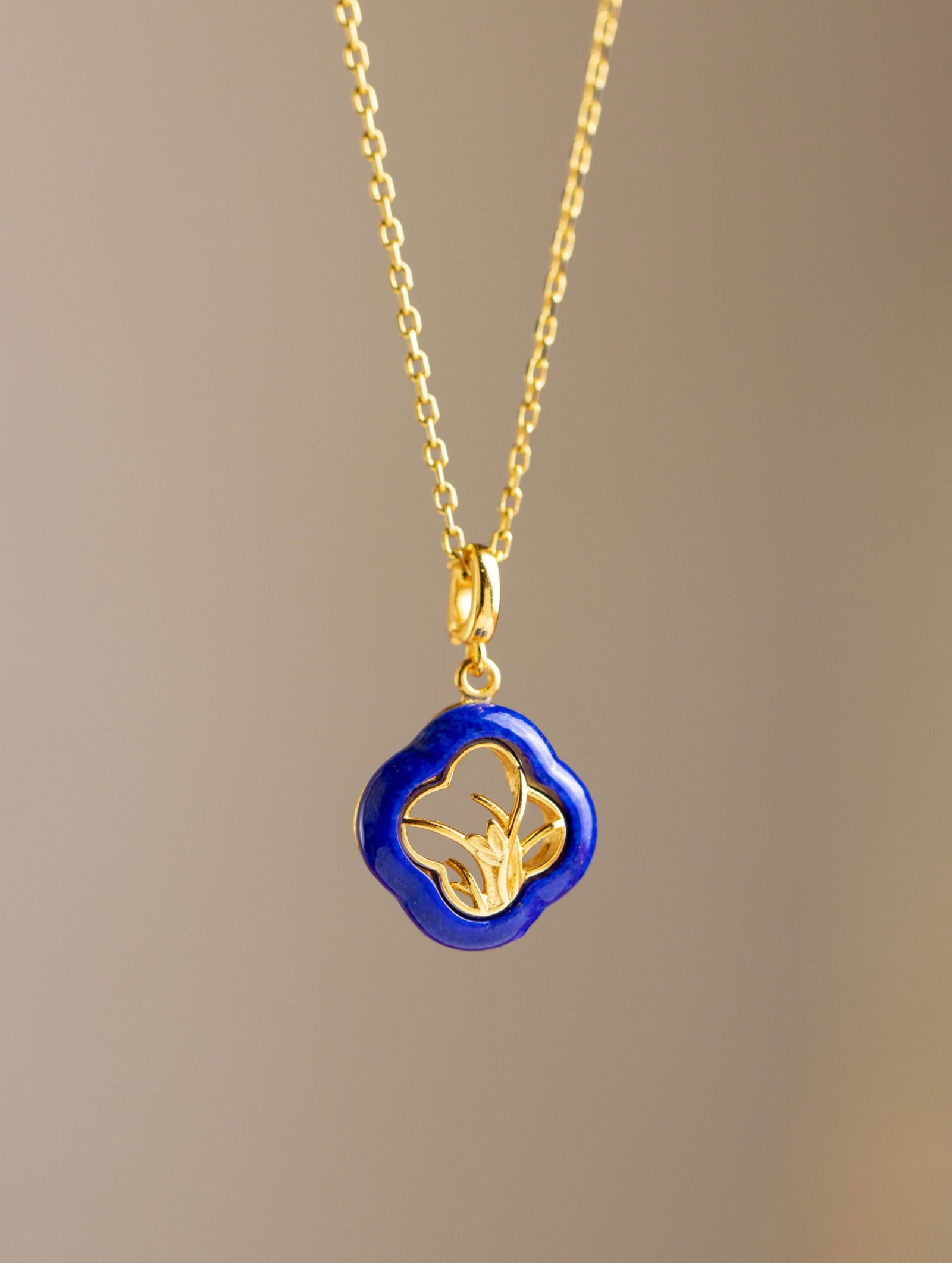An Exquisite Sterling Silver-Gold Plated Inlaid Lapis Lazuli Pendant: An Exquisite Sterling Silver-Gold Plated Inlaid Lapis Lazuli Pendant 纯银镀金镶青金石吊坠