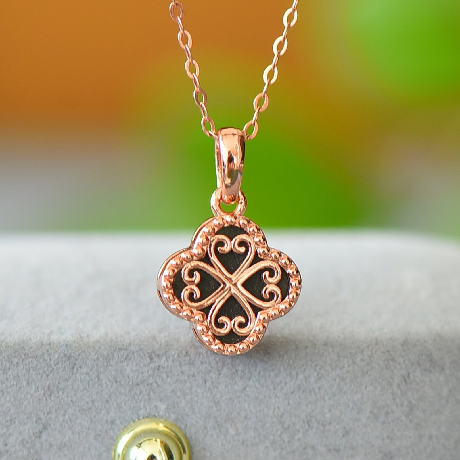 An Exquisite Bronze Inlaid Green Jade Necklace: An Exquisite Bronze Inlaid Green Jade Necklace,Size:3.1inx3.1in 铜镶青玉项链