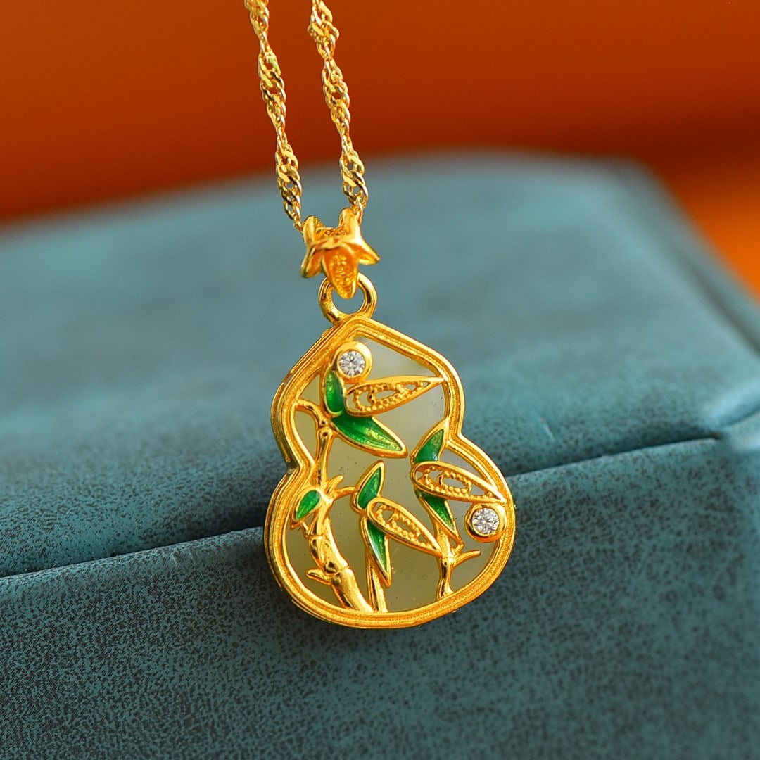 An Exquisite Sterling Silver-Gold Plated Inlaid White Jade Necklace,Inlaid Diamond: An Exquisite Sterling Silver-Gold Plated Inlaid White Jade Necklace,Inlaid Diamond,Size:13mmx17mm 纯银镀金镶白玉项链,嵌钻石
