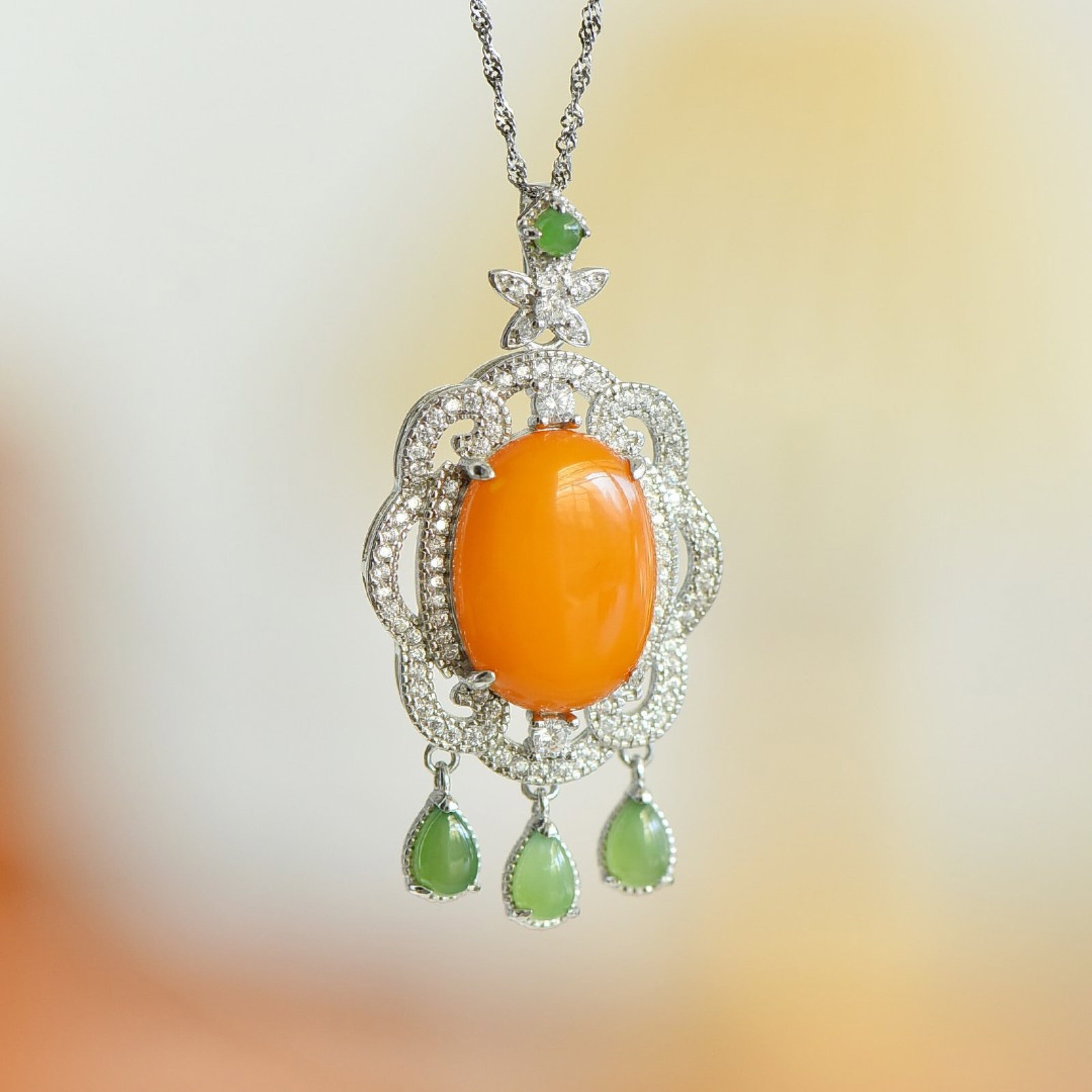 An Exquisite Sterling Silver Inlaid Beeswax Necklace,Inlaid Diamond: An Exquisite Sterling Silver Inlaid Beeswax Necklace,Inlaid Diamond,Size:13mmx18mm 纯银镶蜜蜡项链,嵌钻石