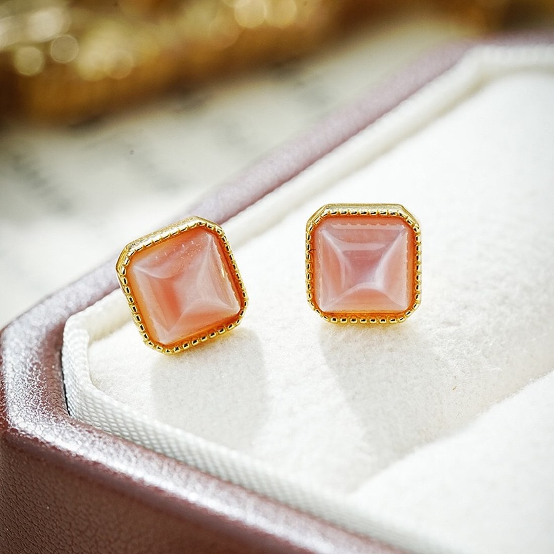 A Pair of Exquisite Sterling Silver-Gold Plated Inlaid Shell Earrings: A Pair of Exquisite Sterling Silver-Gold Plated Inlaid Shell Earrings,Size:7.1mmx7mmx4.2mm,Weight:1.25g 一对纯银镀金镶贝壳耳钉