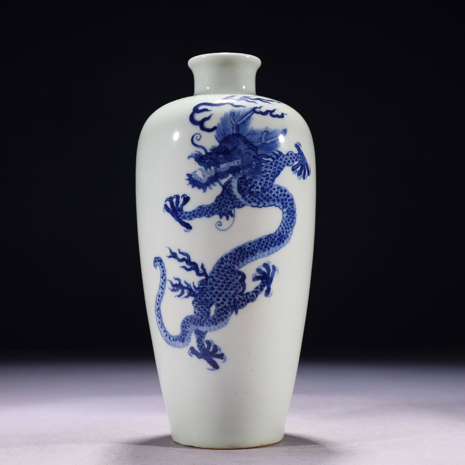 An Exquisite Blue and White Dragon Pattern Vase: An Exquisite Blue and White Dragon Pattern Vase,Qing Dynasty,China,Kangxi Six-character Mark,Size:3.7inx9.1in,Weight:550g 青花龙纹瓶,中国清代,