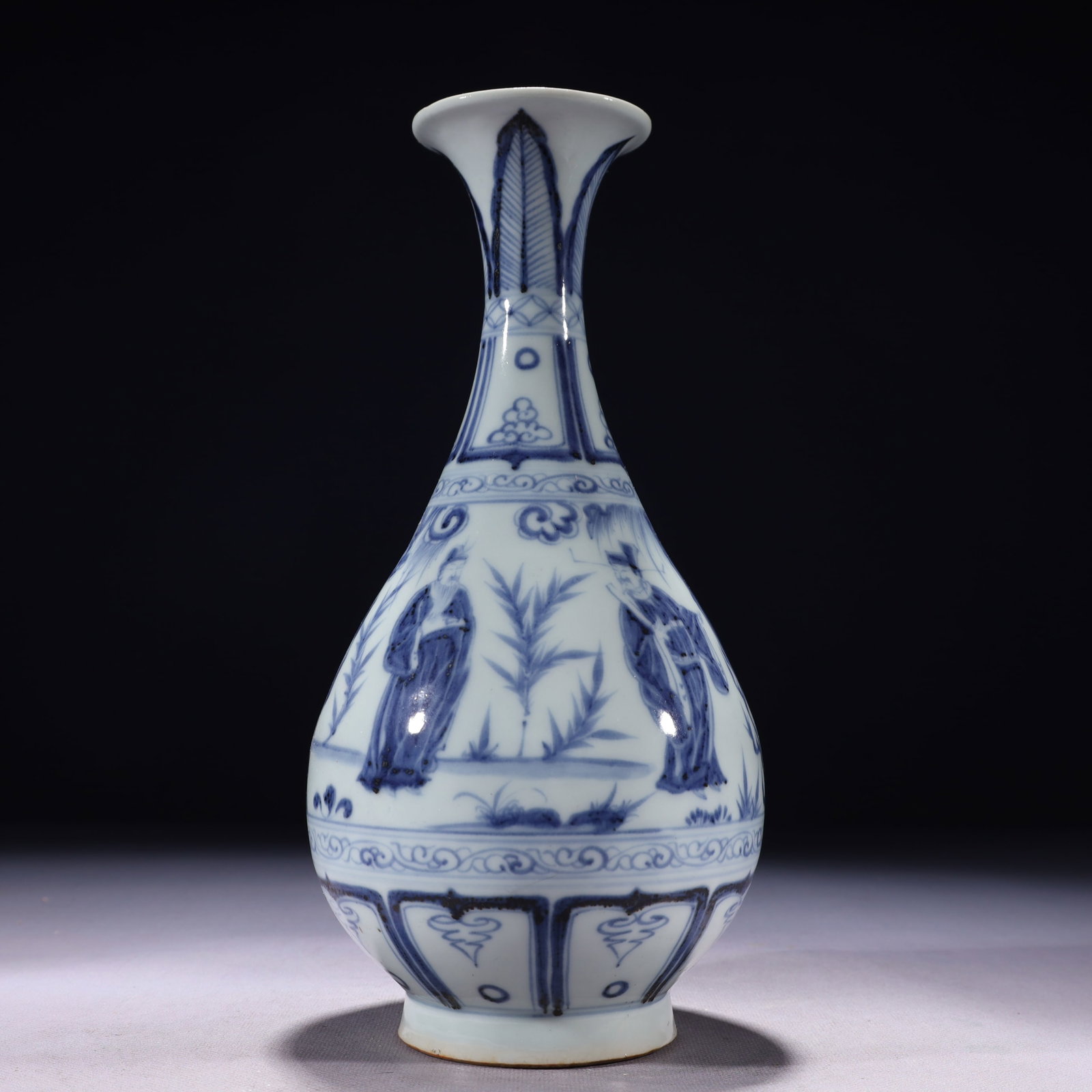 An Exquisite Blue and White Character and Story Pattern Vase: An Exquisite Blue and White Character and Story Pattern Vase,Qing Dynasty,China,Size:5.1inx10.6in,Weight:650g ????????,????
