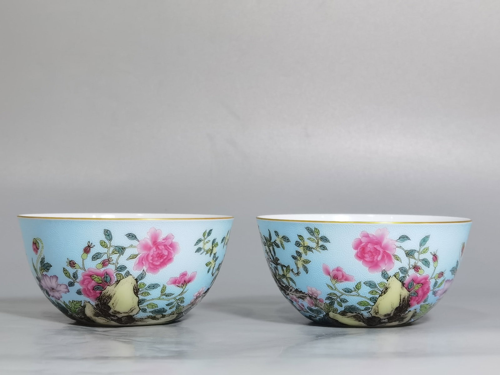 A Pair of Exquisite Turquoise Glazed Famille-Rose Painted Gold Flower Pattern Cups: A Pair of Exquisite Turquoise Glazed Famille-Rose Painted Gold Flower Pattern Cups,Qing Dynasty,China,Yongzheng Four-character Mark,Size:3.3inx1.7in 一对松石绿釉