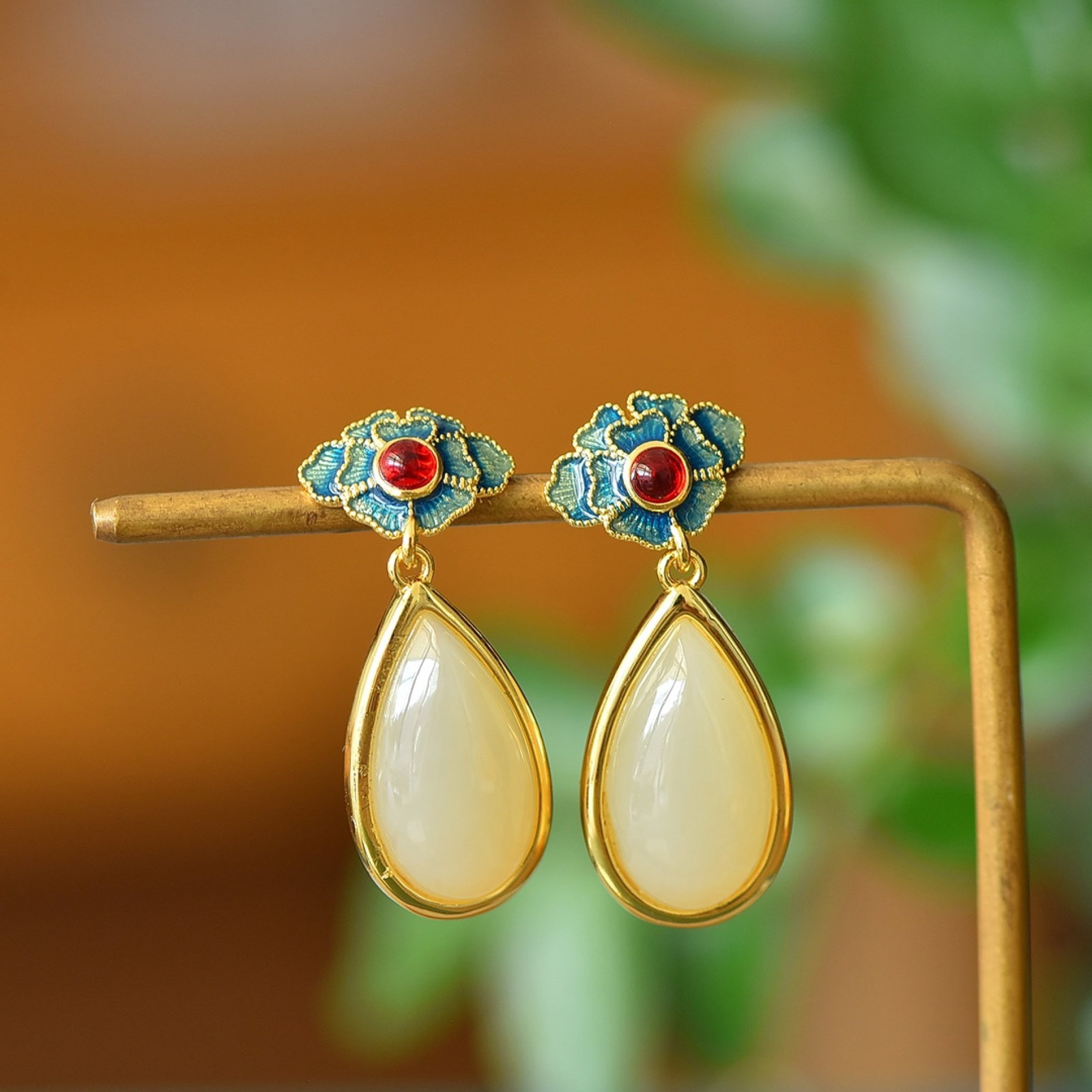 A Pair of Exquisite Bronze-Gold Plated Inlaid White Jade Earrings: A Pair of Exquisite Bronze-Gold Plated Inlaid White Jade Earrings,Size:10mmx18mm 一对铜镀金镶白玉耳环