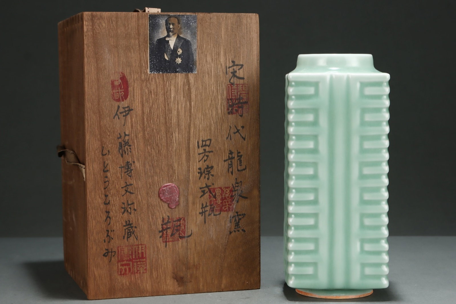 An Exquisite Longquan yao Celadon Glazed Vase: An Exquisite Longquan yao Celadon Glazed Vase,Song Dynasty,China,Size:9.4inx3.8in 龙泉窑粉青釉瓶,中国宋代
