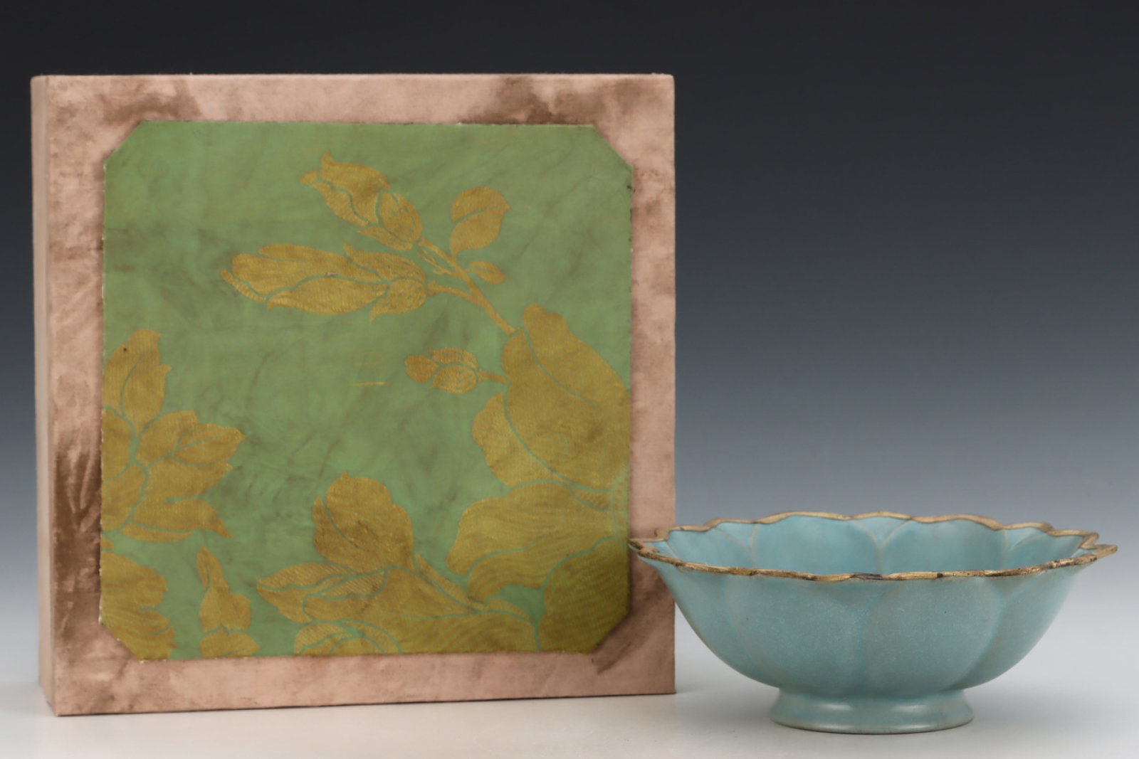 An Exquisite Guan yao Sky Blue Glazed Painted Gold Bowl: An Exquisite Guan yao Sky Blue Glazed Painted Gold Bowl,Song Dynasty,China,Size:3inx7.8in 官窑天蓝釉描金碗,中国宋代