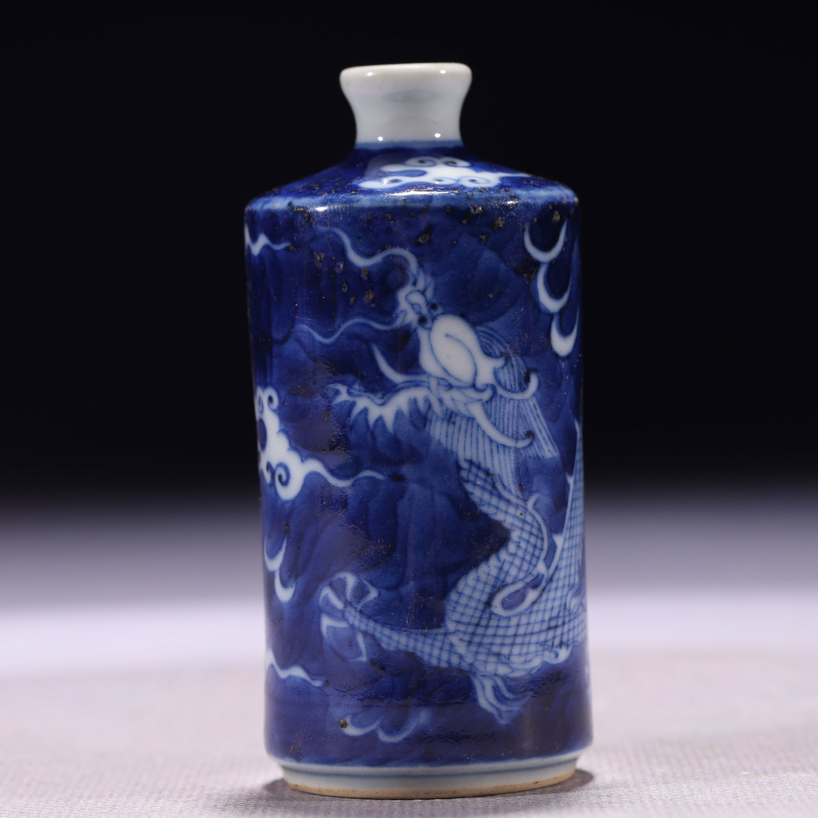 An Exquisite Blue and White Auspicious Cloud and Dragon Pattern Snuff Bottle: An Exquisite Blue and White Auspicious Cloud and Dragon Pattern Snuff Bottle,Qing Dynasty,China,Size:1.4inx3.1in,Weight:73g ?????????,????