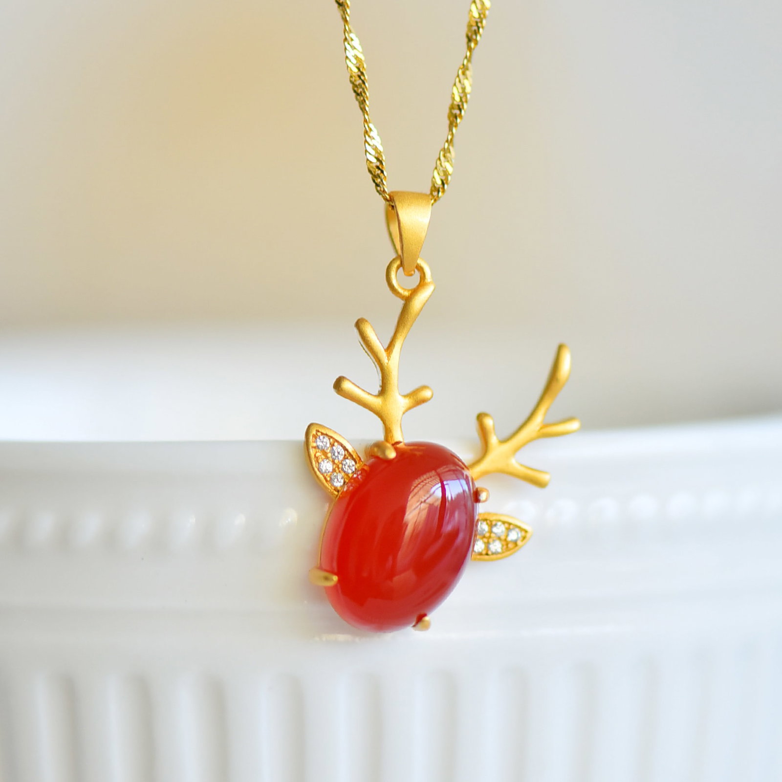 An Exquisite Sterling Silver-Gold Plated Inlaid Red Agate Necklace,Inlaid Diamond: An Exquisite Sterling Silver-Gold Plated Inlaid Red Agate Necklace,Inlaid Diamond,Size:10mmx14mm 纯银镀金镶红玛瑙项链,嵌钻௾