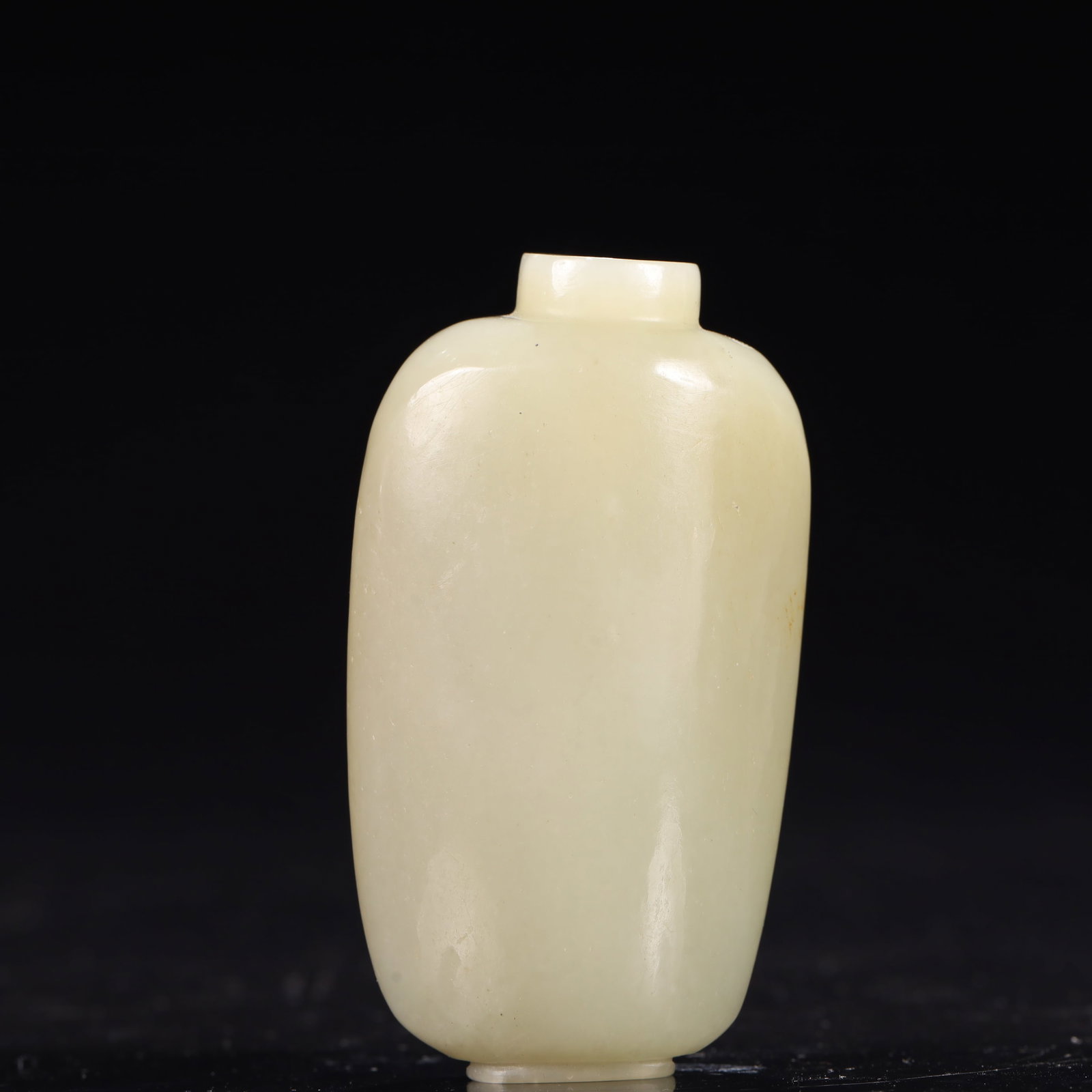 An Exquisite White Jade Snuff Bottle: An Exquisite White Jade Snuff Bottle,Qing Dynasty, China,Size:1.8inx1inx3.1in,Weight:150g 白玉鼻烟壶,中国清代