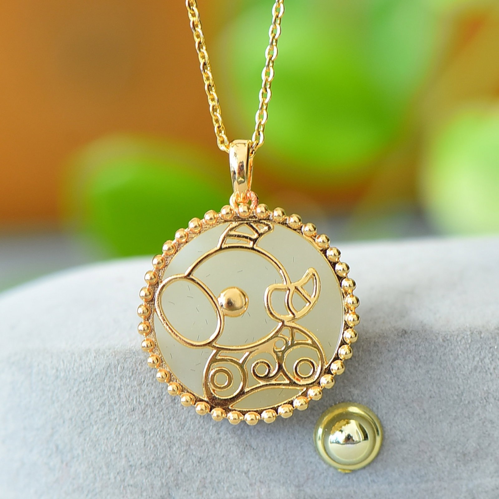An Exquisite Bronze-Gold Plated Inlaid White Jade Buffalo Pattern Necklace: An Exquisite Bronze-Gold Plated Inlaid White Jade Buffalo Pattern Necklace,Size:7.1inx7.1in 铜镀金镶白玉牛纹项链