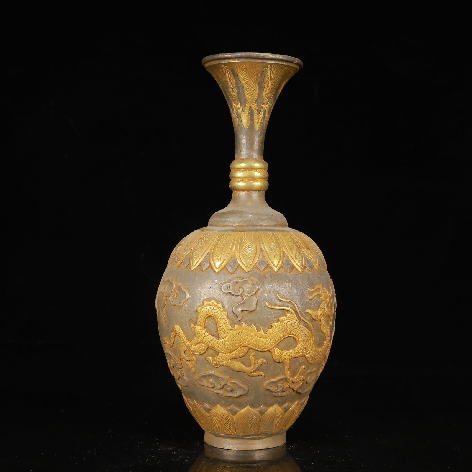 An Exquisite Gilt Silver Dragon and Phoenix Pattern Vase: An Exquisite Gilt Silver Dragon and Phoenix Pattern Vase,Tang Dynasty,China,Zhenguan Four-Character Mark,Size:4.3inx9.1in,Weight:600g