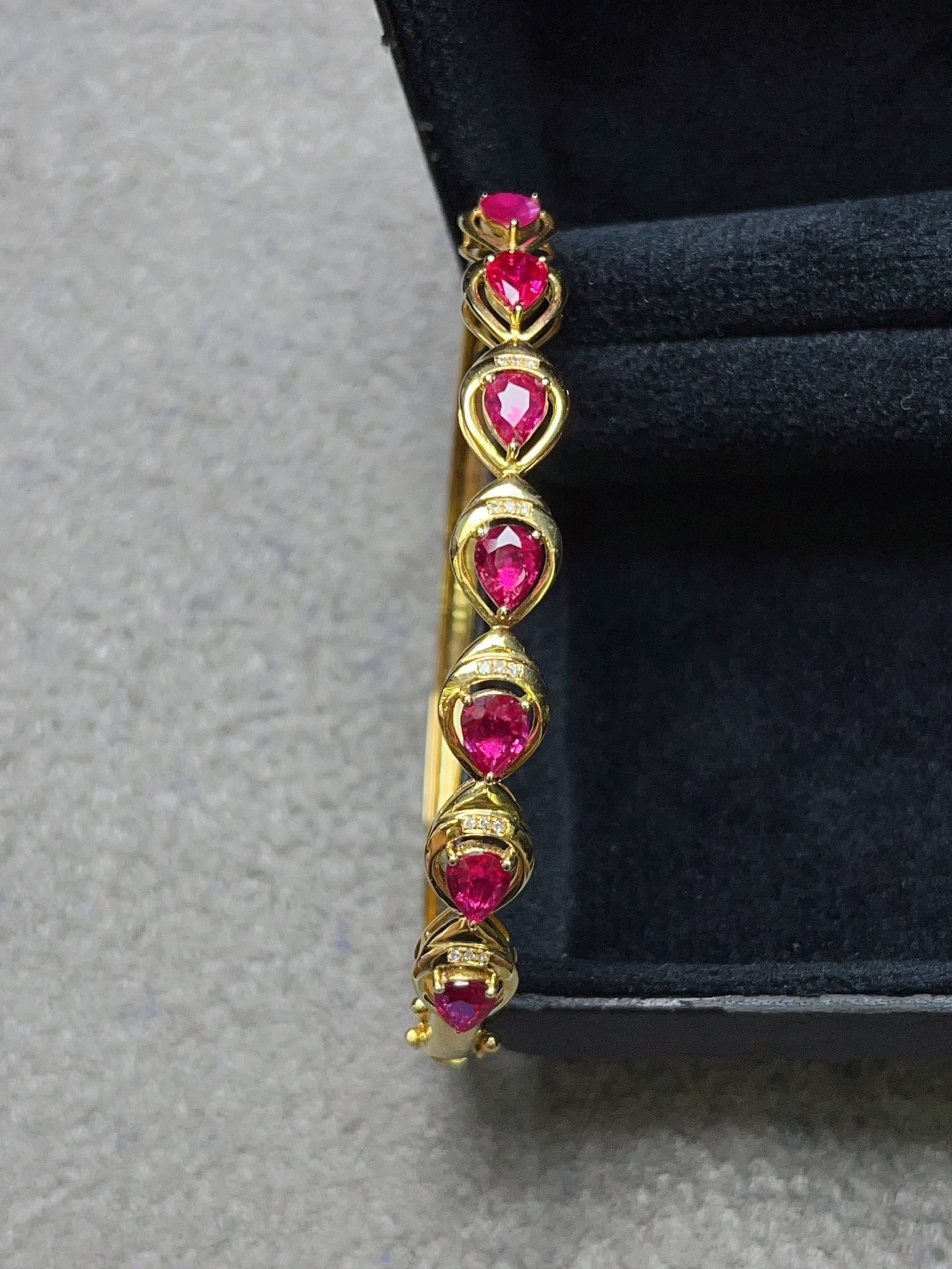 A Exquisite 18k Gold Inlaid 3.50ct Natural Ruby Bracelets,Inlaid Diamond: A Exquisite 18k Gold Inlaid 3.50ct Natural Ruby Bracelets,Inlaid Diamond,Total Weight:5.90g 18k金镶 3.50ct 天然红宝石手镯,嵌钻石