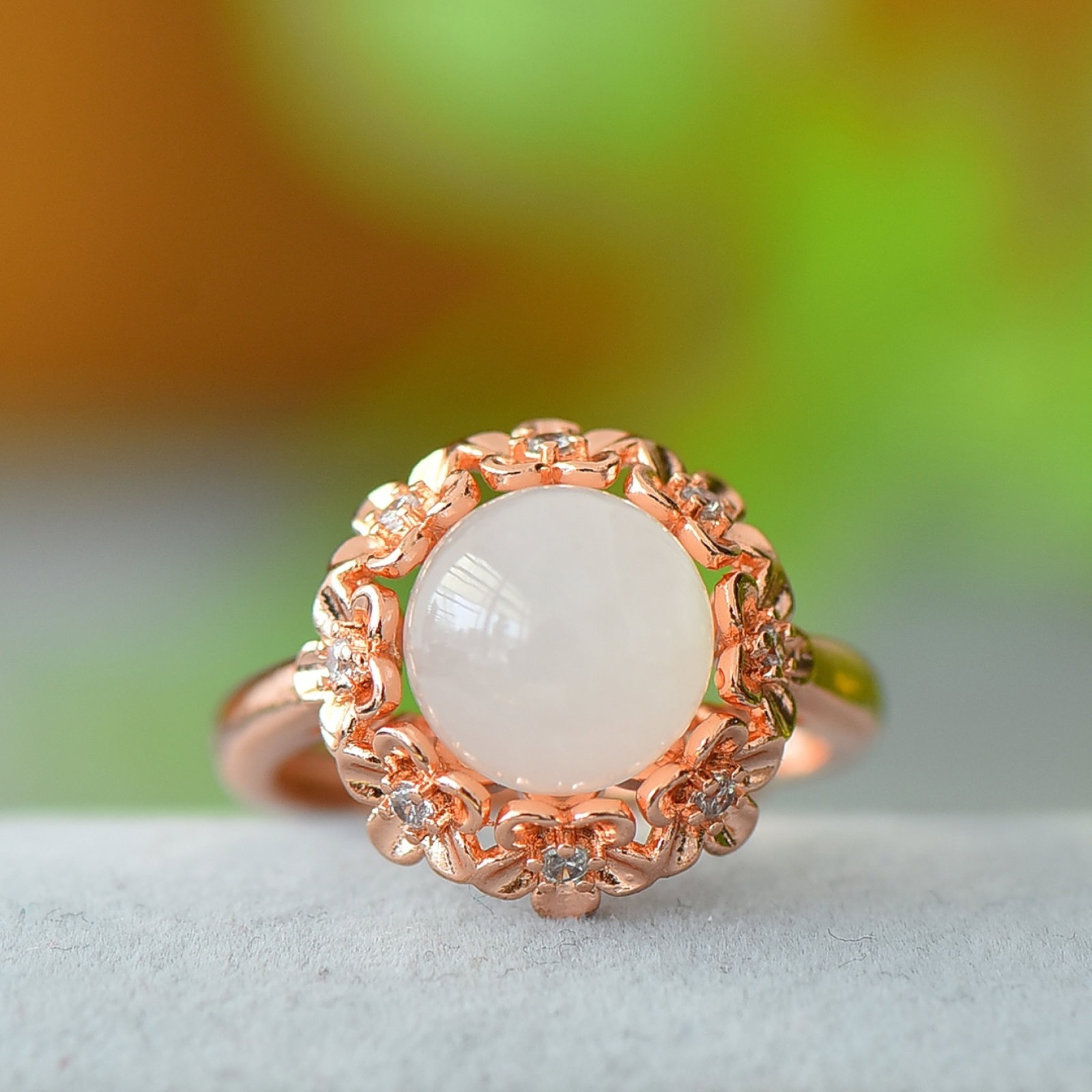 An Exquisite Bronze Inlaid White Jade Ring: An Exquisite Bronze Inlaid White Jade Ring,Size:3.9inx3.9in 铜镶白玉戒指