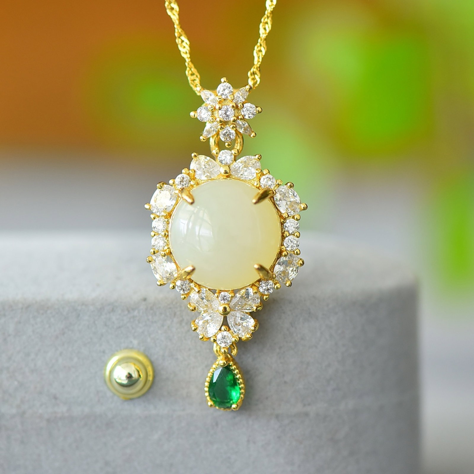 An Exquisite Bronze-Gold Plated Inlaid White Jade Necklace,Inlaid Diamond: An Exquisite Bronze-Gold Plated Inlaid White Jade Necklace,Inlaid Diamond,Size:14mmx14mm 铜镀金镶白玉项链,嵌钻石